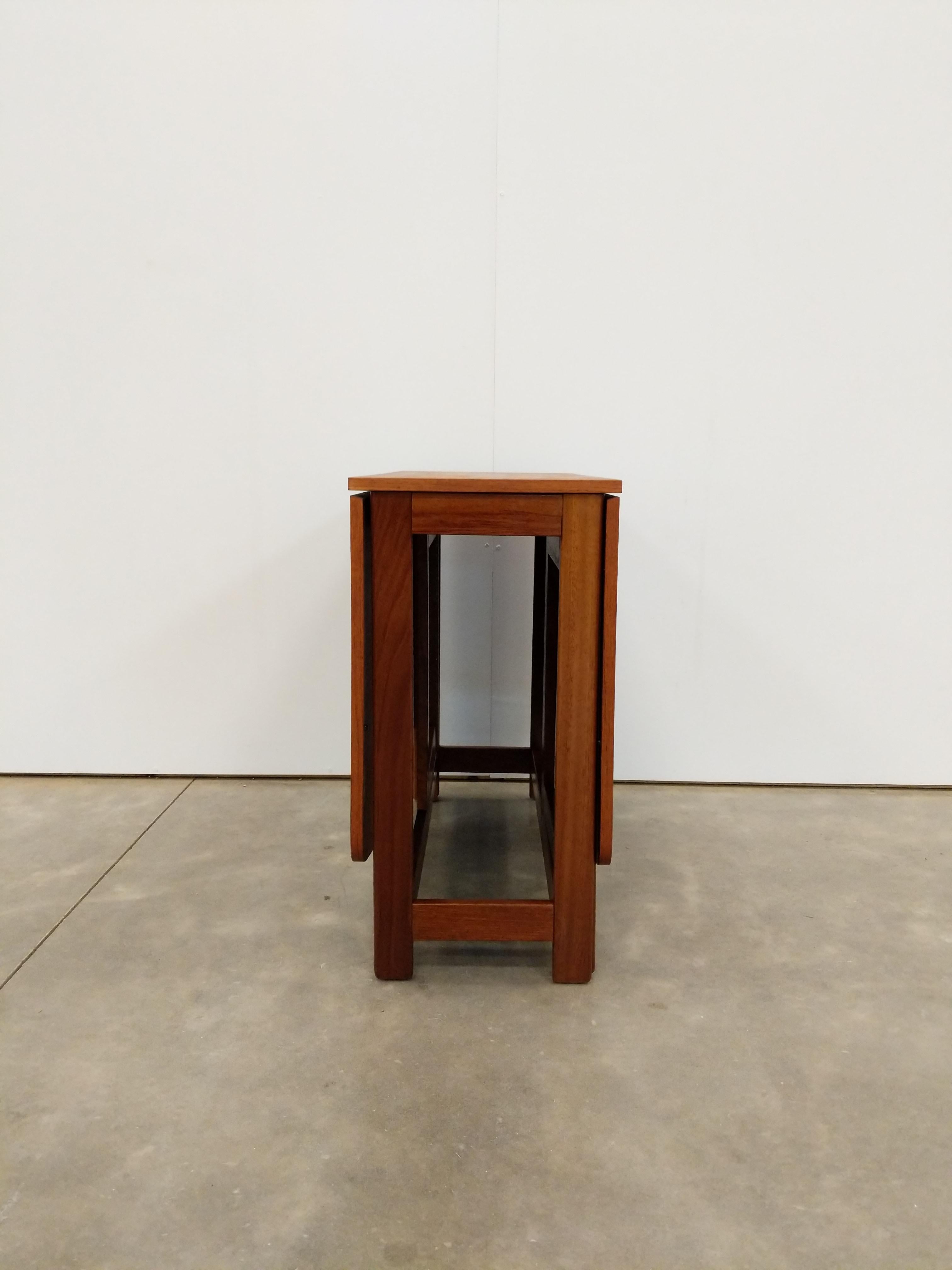 Authentique table de salle à manger extensible en teck moderne du milieu du siècle, avec 2 portes-fenêtres.

Cette table est en excellent état avec très peu de signes d'usure liés à l'âge (voir photos).

Si vous souhaitez obtenir des informations