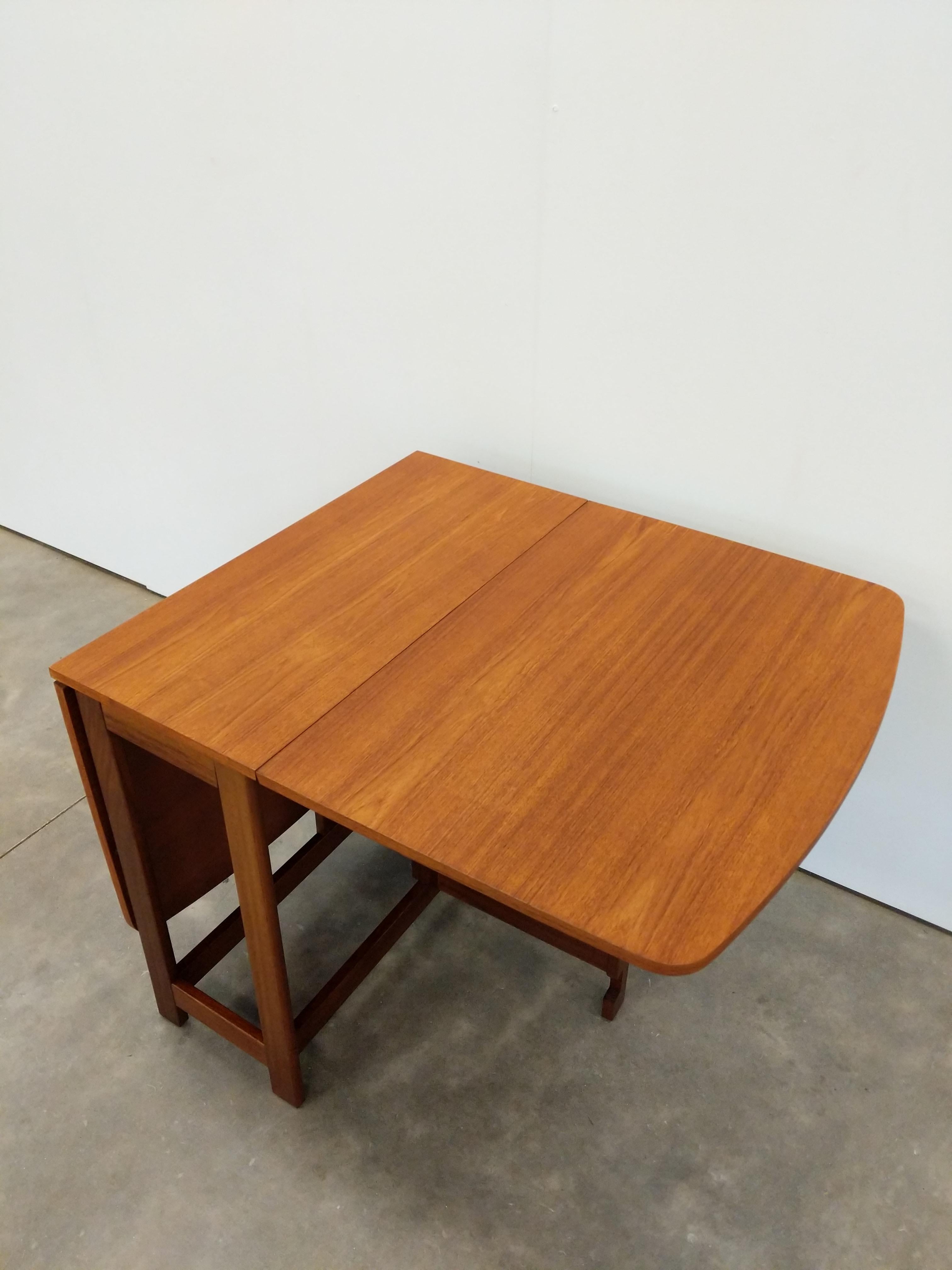 Table de salle à manger Vintage Mid Century Modern Teck Gate Leg Bon état - En vente à Gardiner, NY