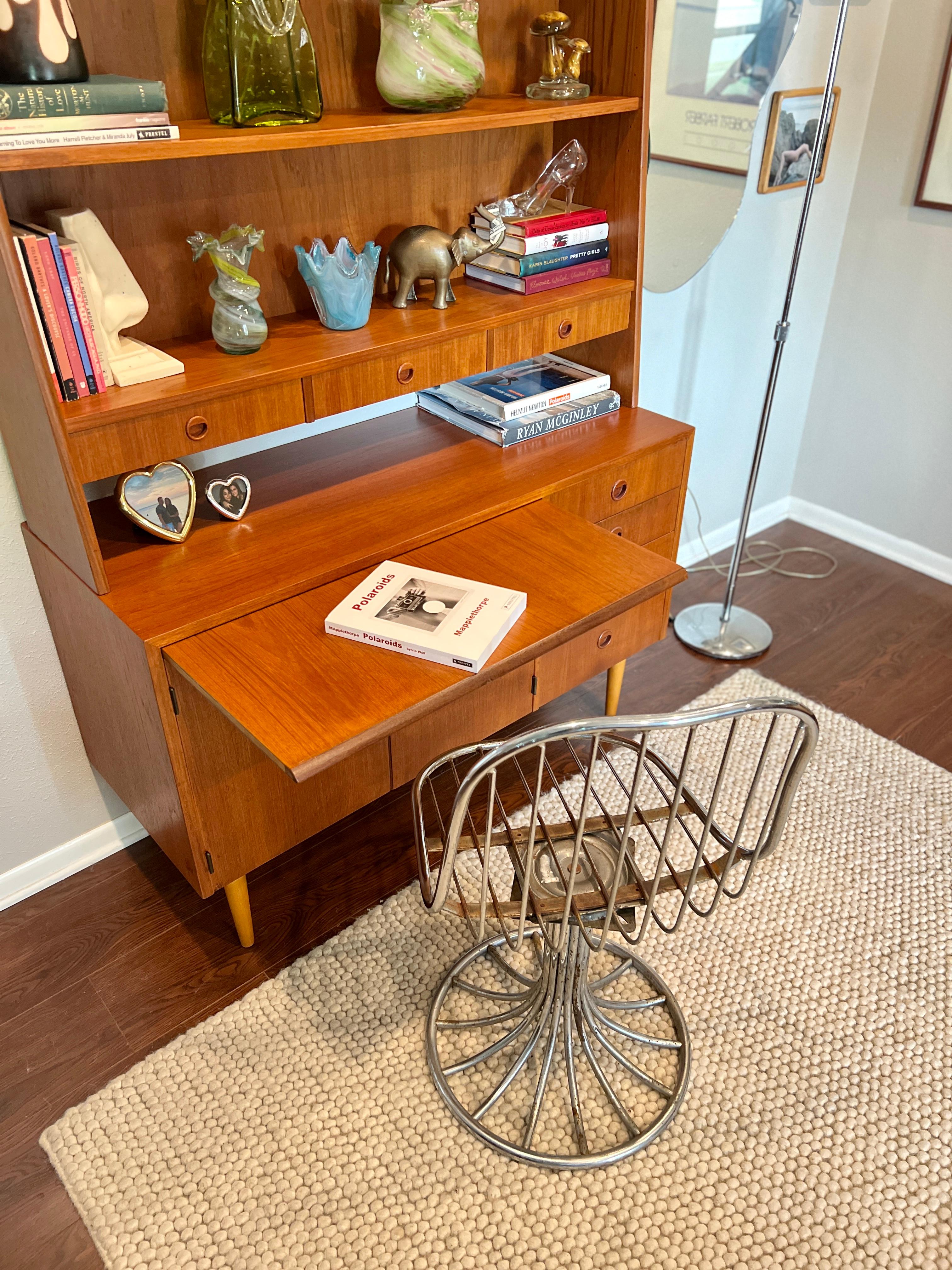 hutch with pull out desk