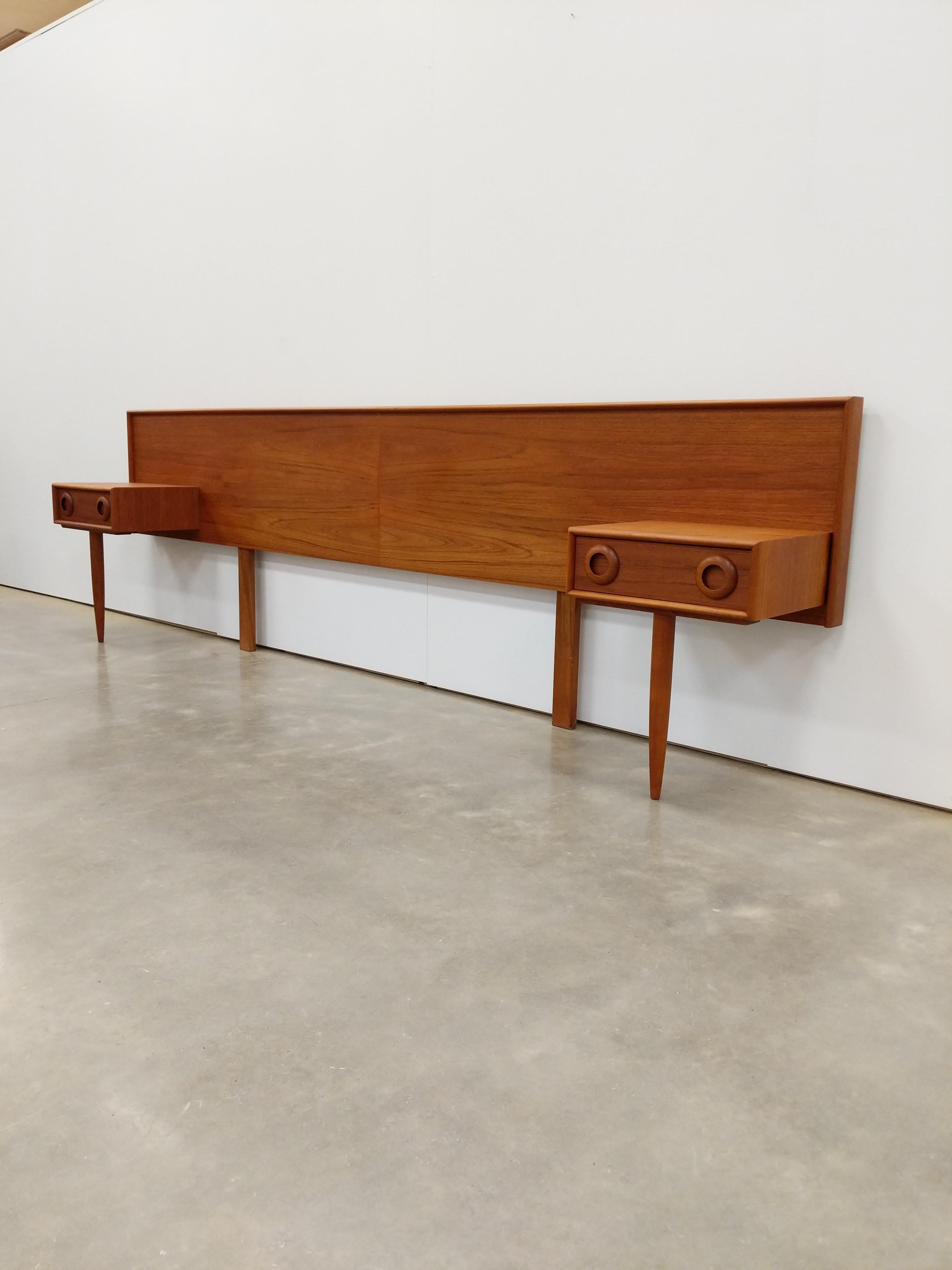 Authentic vintage mid century modern teak headboard with nightstands.

For a king size bed. 82 inches between nightstands.

This piece is in excellent refinished condition with very few signs of age-related wear (see photos).


If you would like any