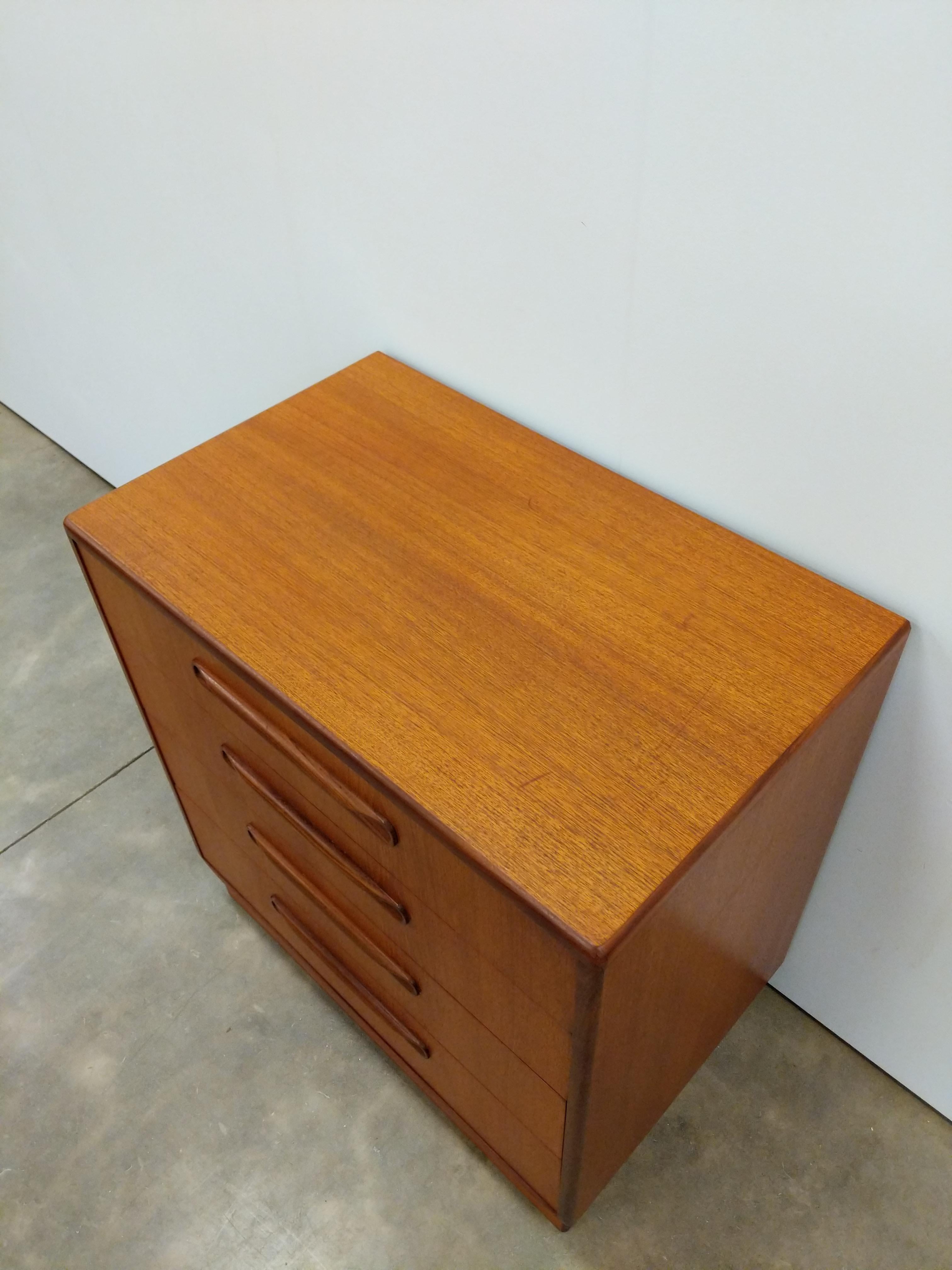 Cómoda baja de teca Vintage Mid Century Modern by G Plan Británico en venta