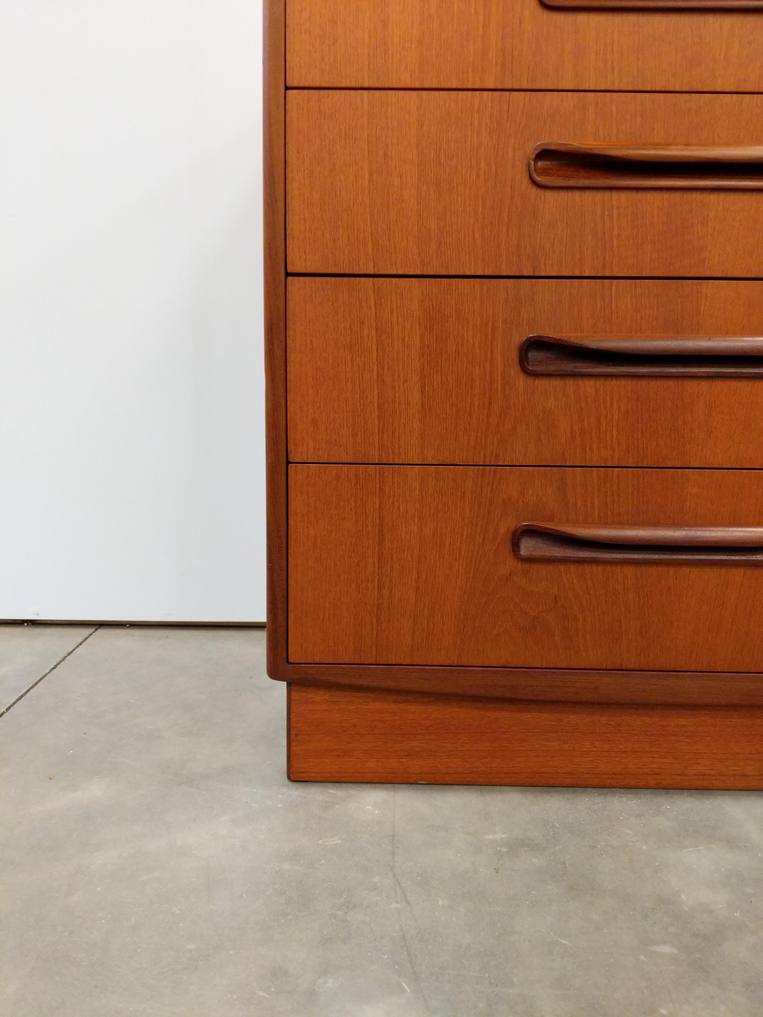 Cómoda baja de teca Vintage Mid Century Modern by G Plan en Bueno estado para la venta en Gardiner, NY