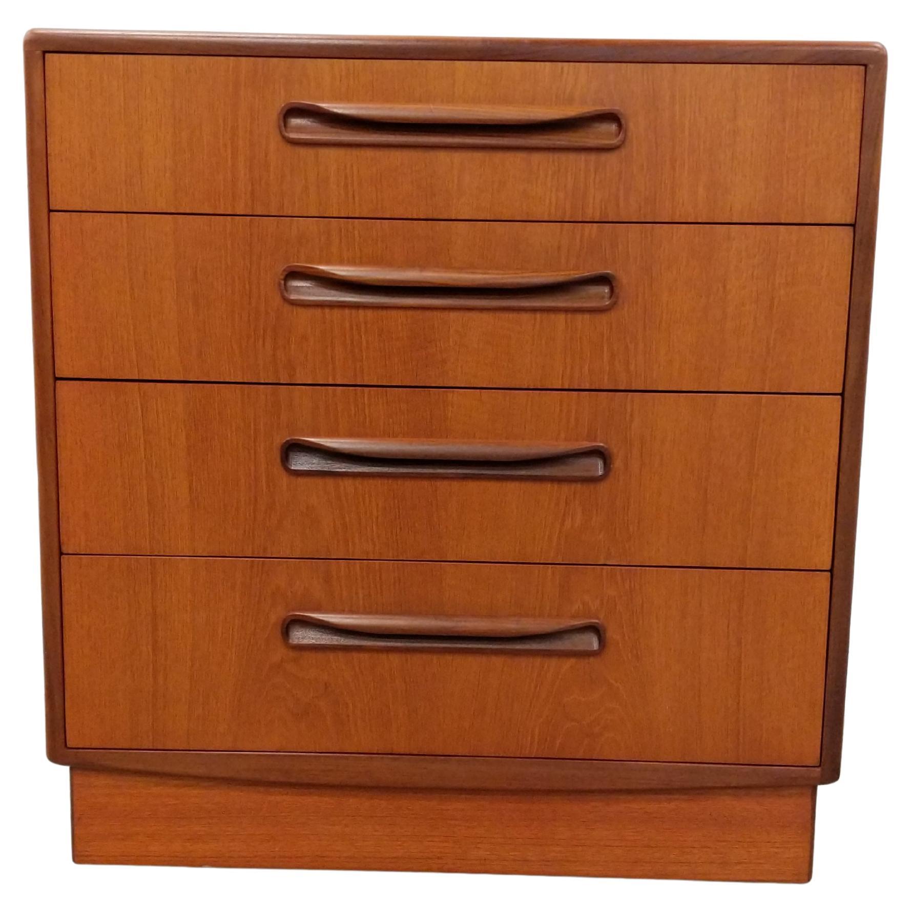 Cómoda baja de teca Vintage Mid Century Modern by G Plan en venta