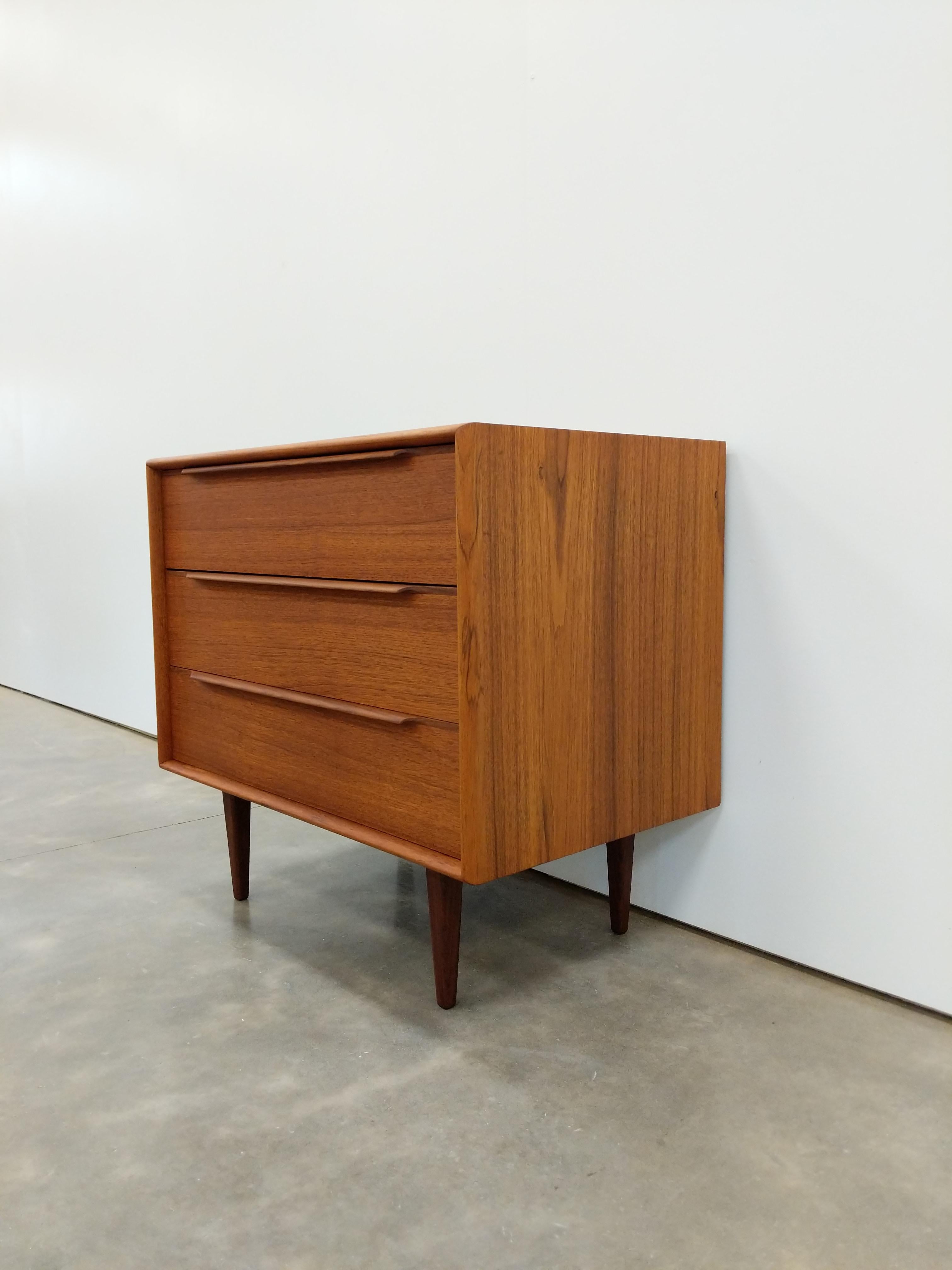 Authentic vintage mid century modern teak low dresser / chest of drawers.

This piece is in excellent refinished condition with very few signs of age-related wear (see photos).

If you would like any additional details, please contact