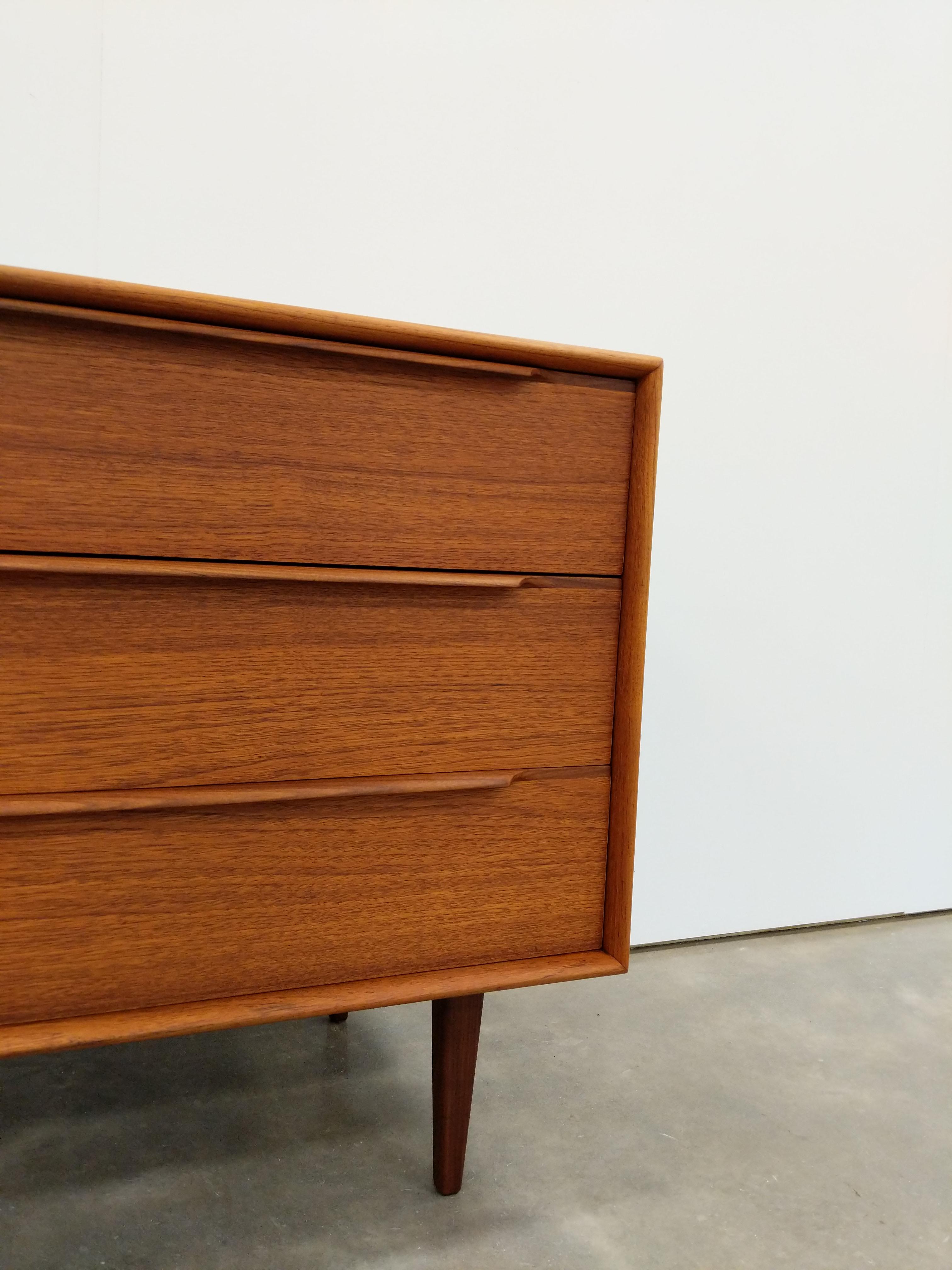 Vintage Mid Century Modern Teak Low Dresser In Good Condition In Gardiner, NY