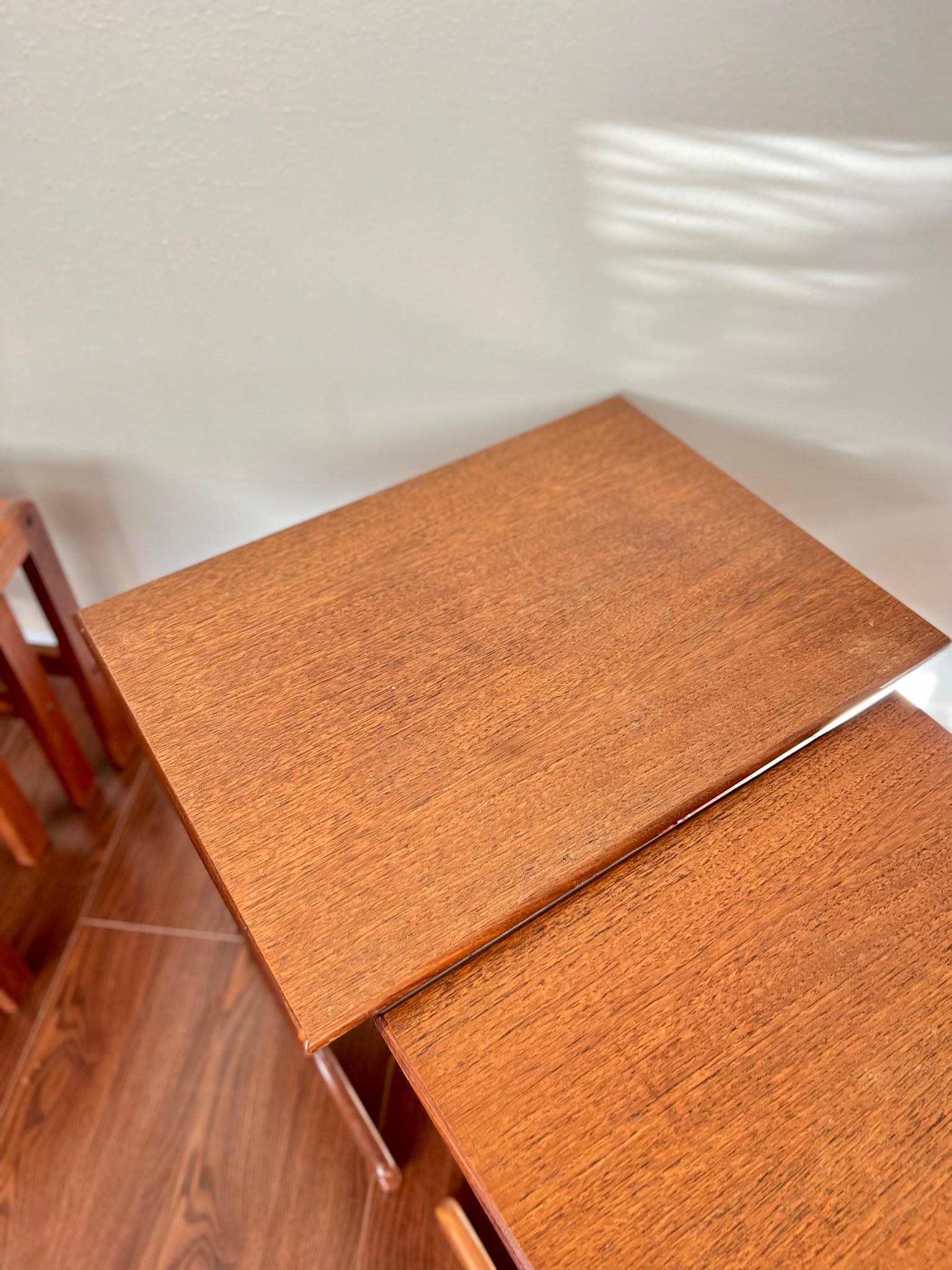 Vintage Mid-Century Modern Teak Nesting Tables In Good Condition For Sale In Houston, TX