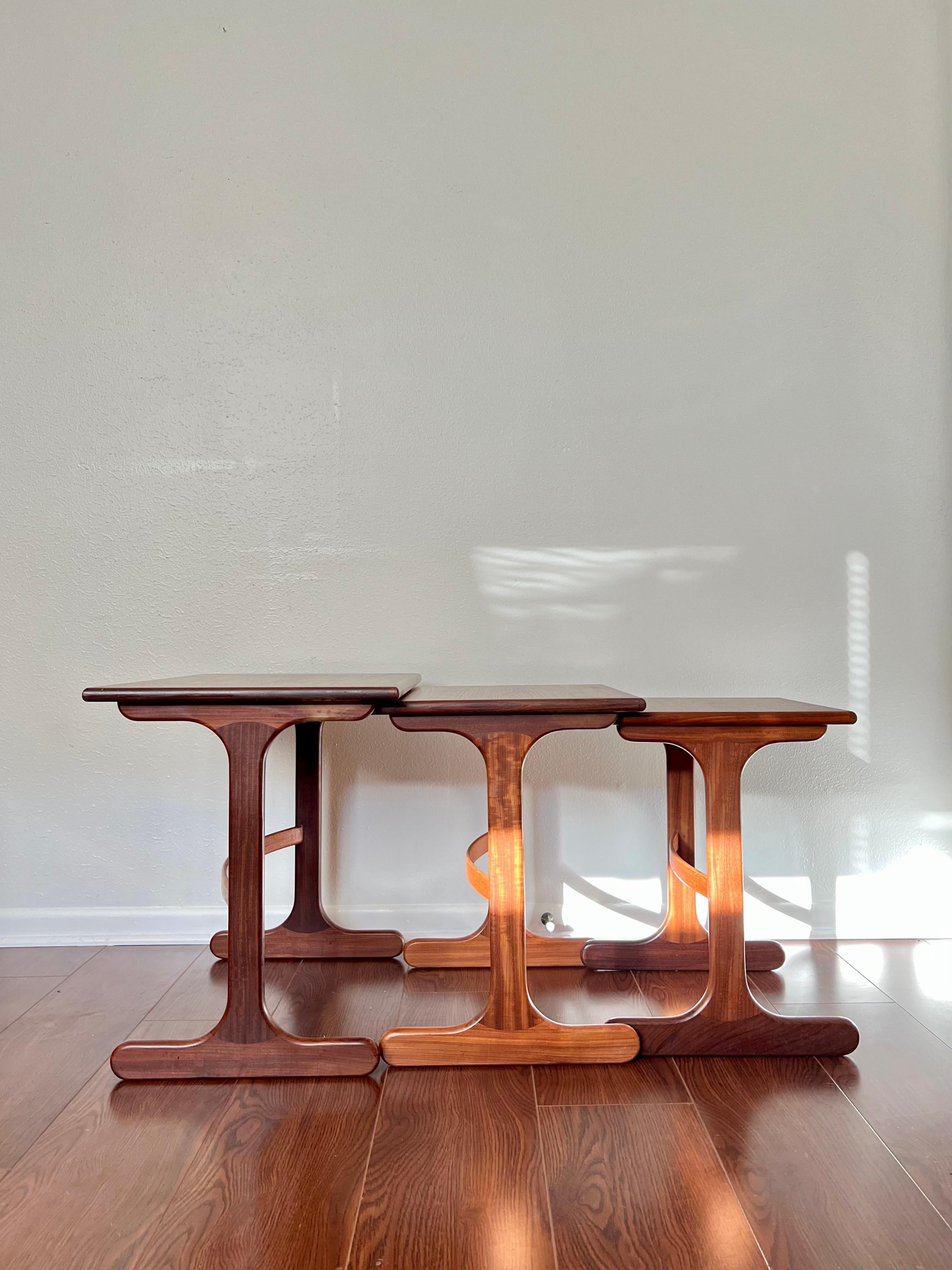 Vintage Mid-Century Modern Teak Nesting Tables im Zustand „Gut“ im Angebot in Houston, TX