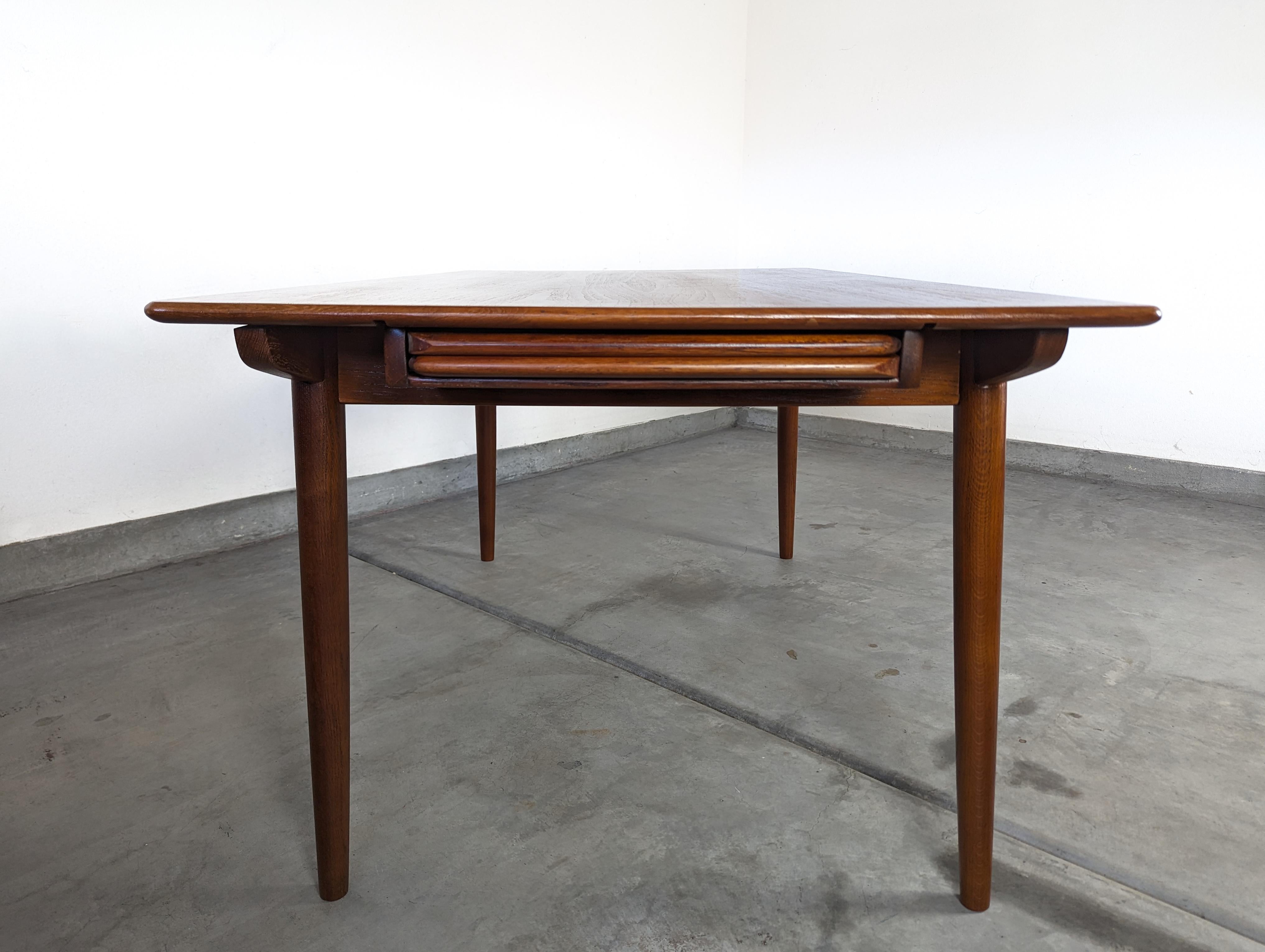 Mid Century Danish Modern Teak & Oak Dining Table by Slagelse, c1960s In Excellent Condition For Sale In Chino Hills, CA