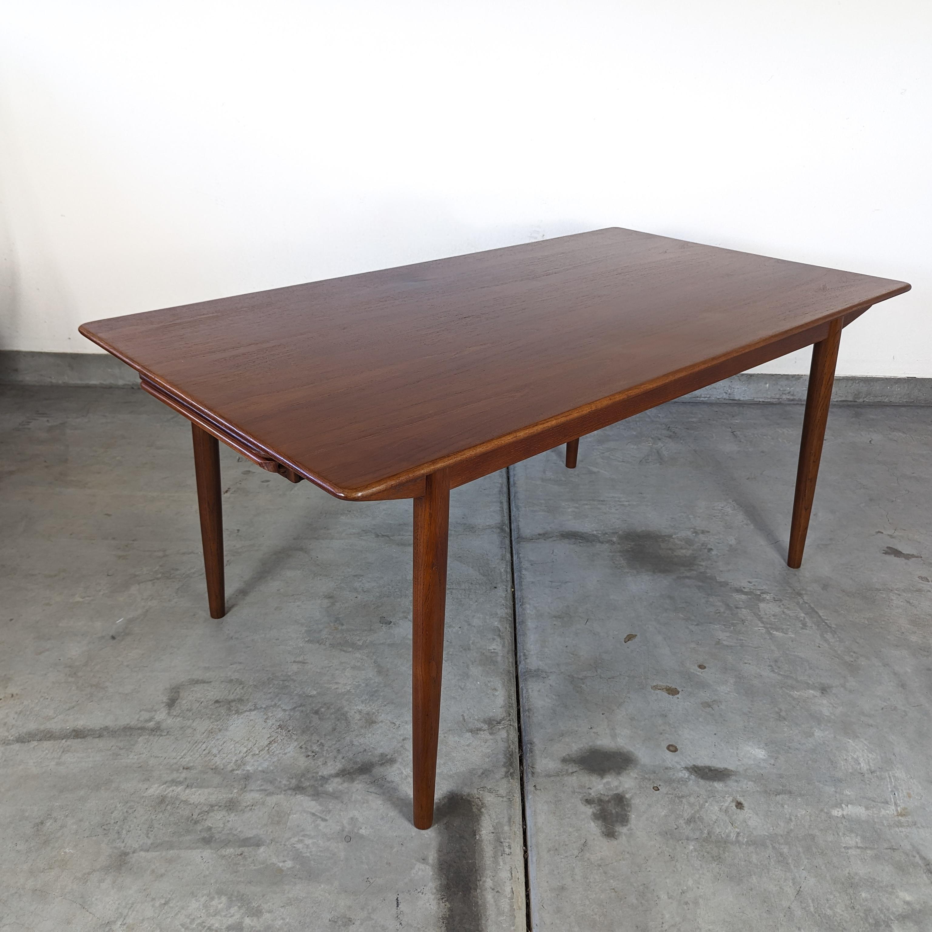 Mid Century Danish Modern Teak & Oak Dining Table by Slagelse, c1960s For Sale 3