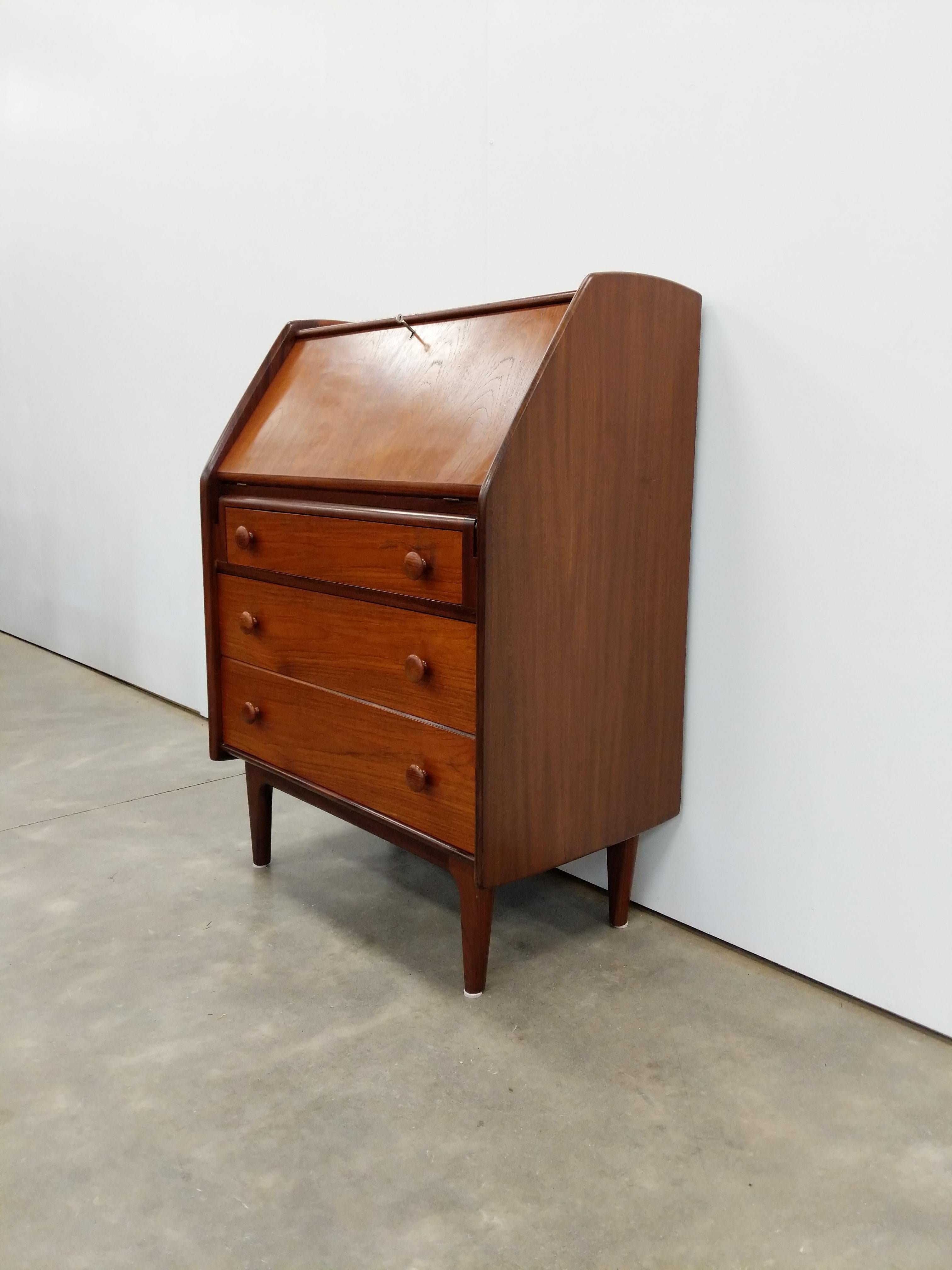 Autentico comò / cassettiera in teak vintage della metà del secolo scorso.

Di A. Younger Furniture.

Questo pezzo è in condizioni eccellenti con pochissimi segni di usura dovuti all'età (vedi foto).

Se desideri ulteriori dettagli,