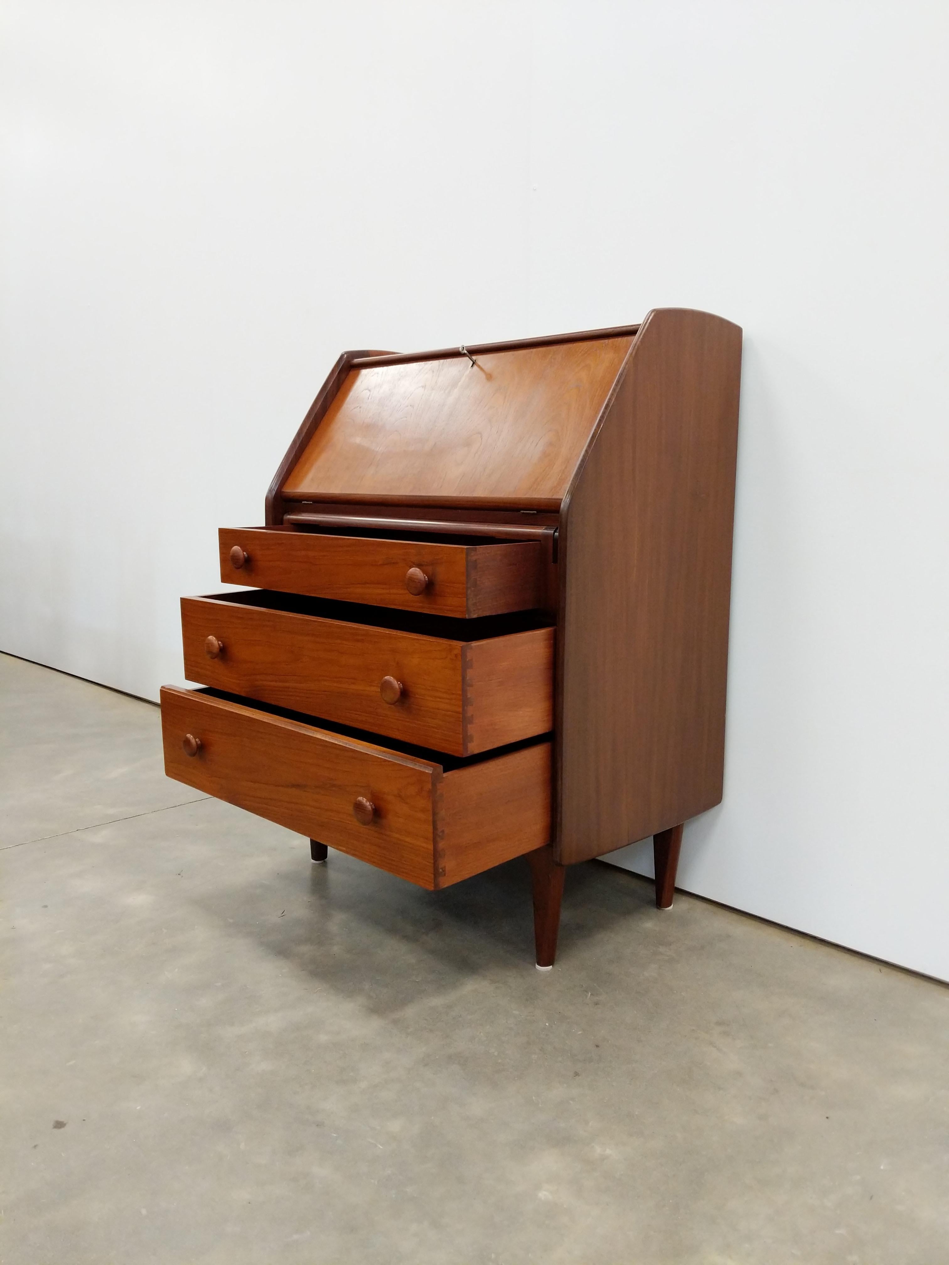 Mid-Century moderno Scrivania in teak vintage del Mid Century Modern di A. Younger in vendita