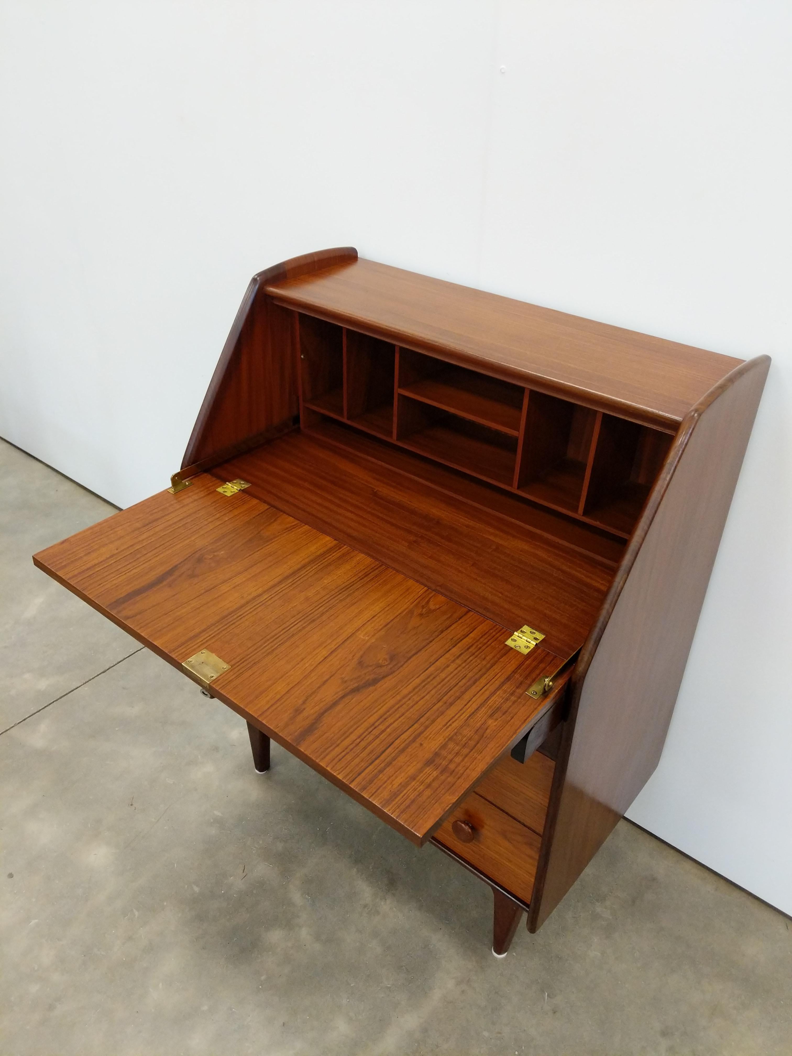 Britannico Scrivania in teak vintage del Mid Century Modern di A. Younger in vendita
