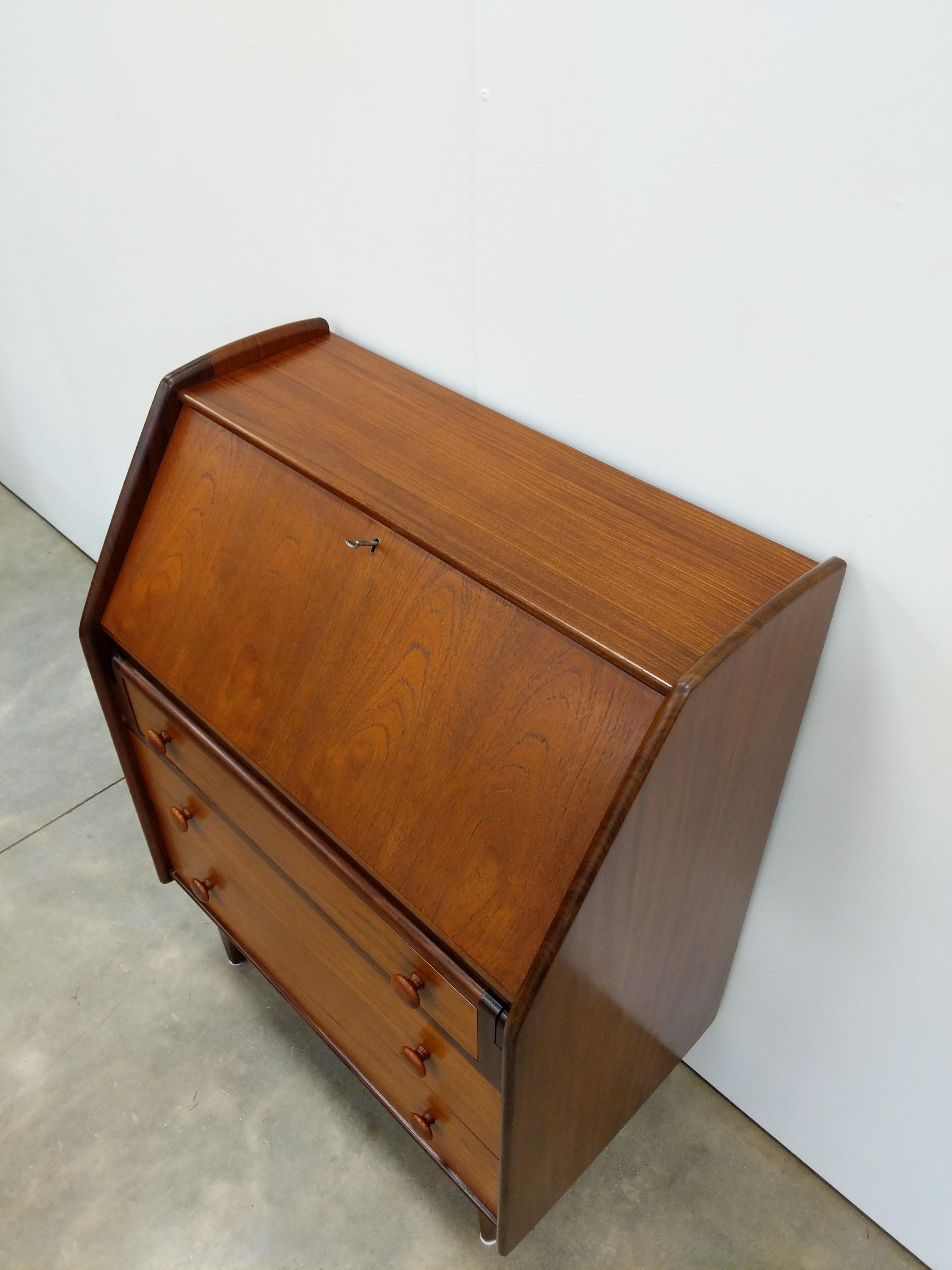 Scrivania in teak vintage del Mid Century Modern di A. Younger In condizioni buone in vendita a Gardiner, NY