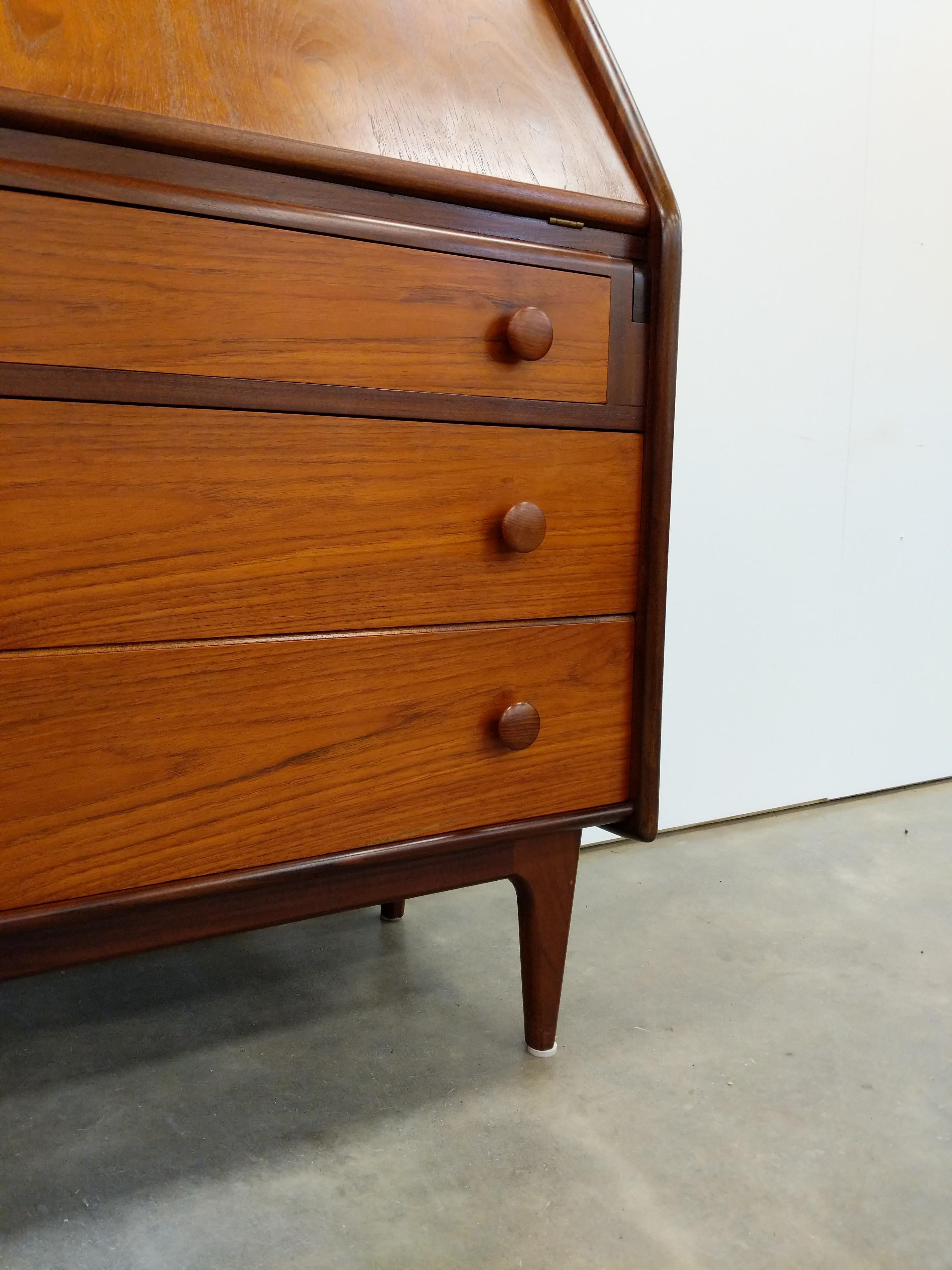 Teak Scrivania in teak vintage del Mid Century Modern di A. Younger in vendita