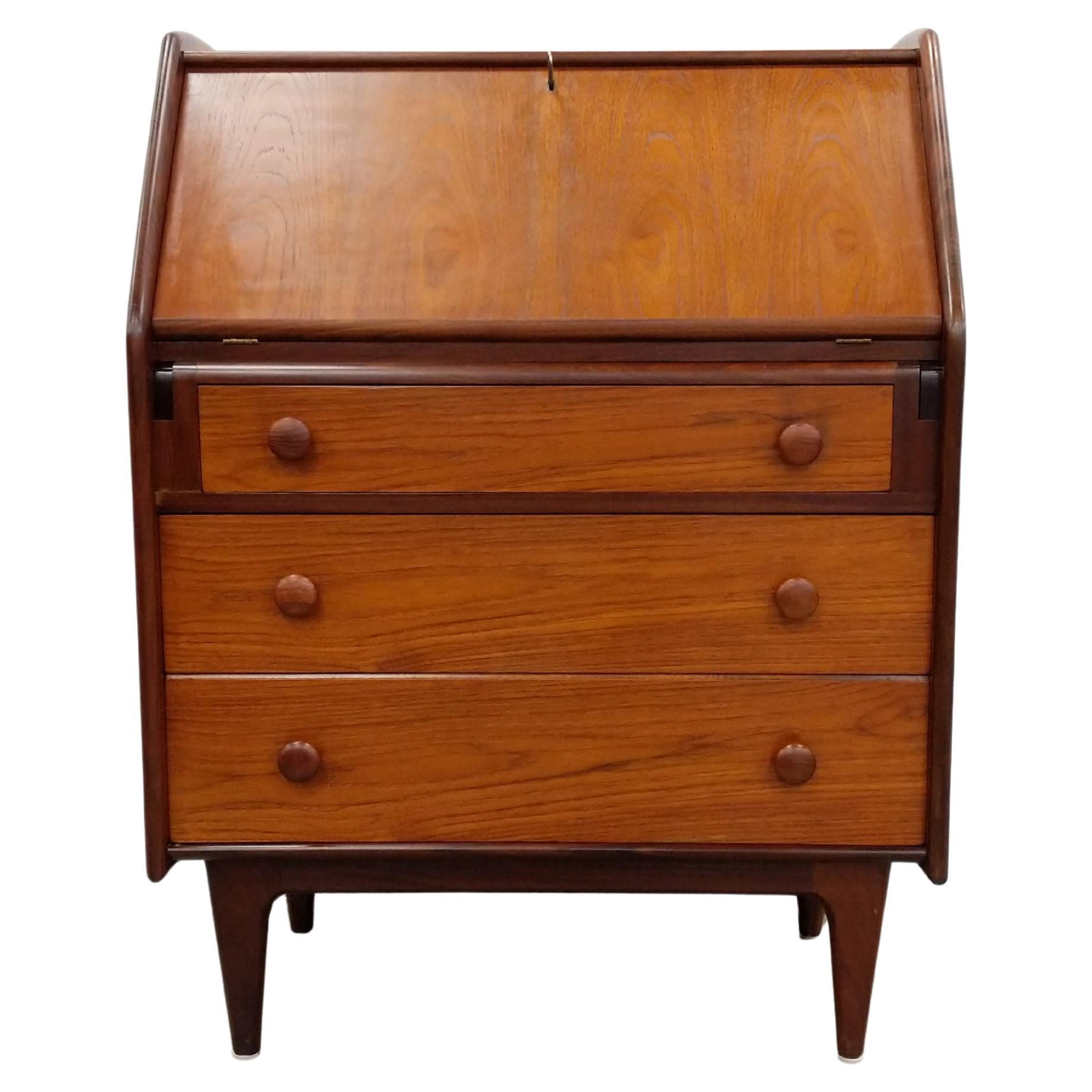 Scrivania in teak vintage del Mid Century Modern di A. Younger in vendita