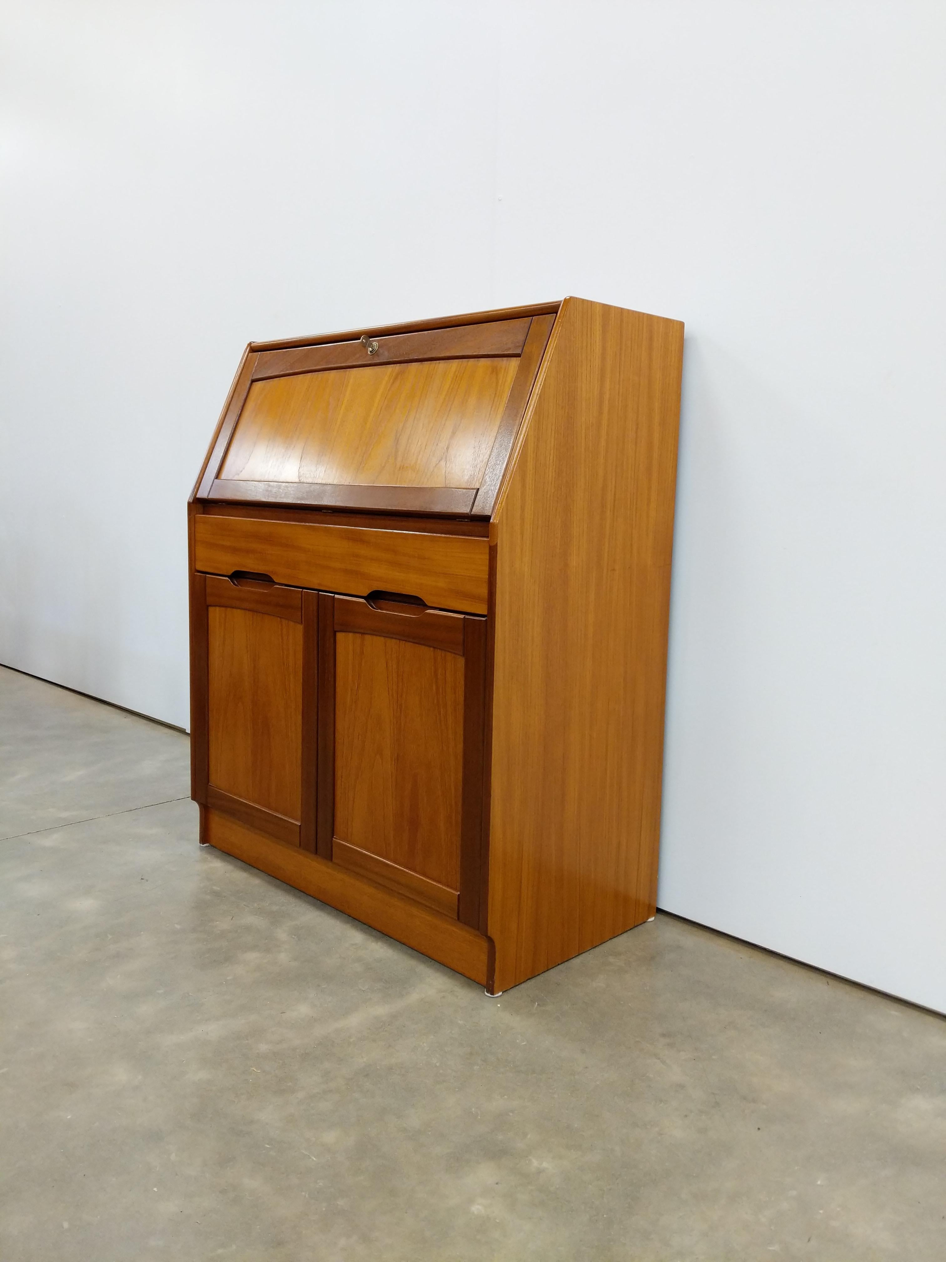 Authentische Vintage Mitte des Jahrhunderts moderne Teak Kommode / Schrank / Brust.

Von Jentique.

Etikett des Herstellers in der Schublade.

Dieses Stück ist in ausgezeichnetem Zustand mit sehr wenigen altersbedingten Abnutzungserscheinungen
