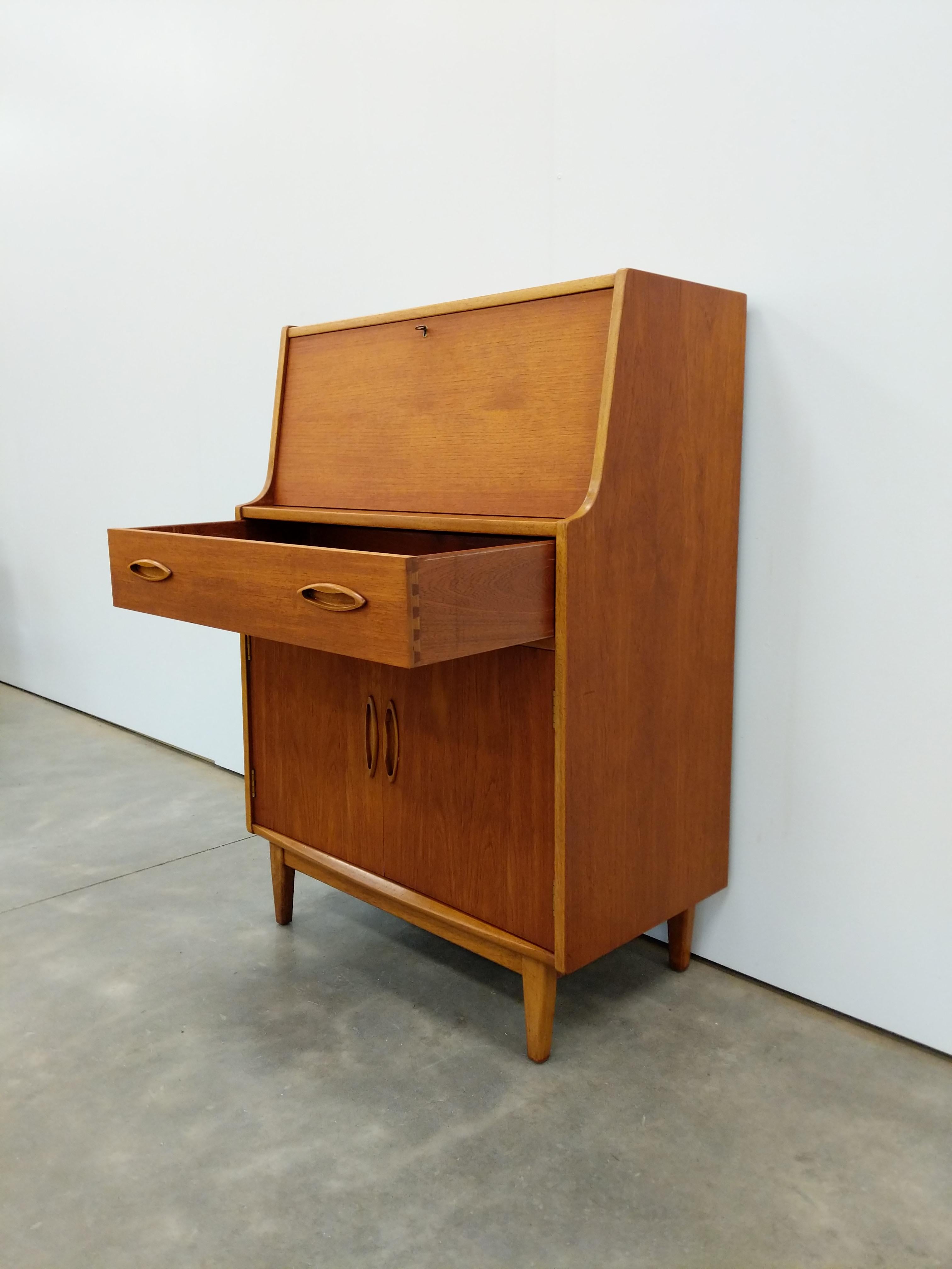 Vintage Mid Century Modern Teak Sekretär Schreibtisch von Jentique (Moderne der Mitte des Jahrhunderts) im Angebot