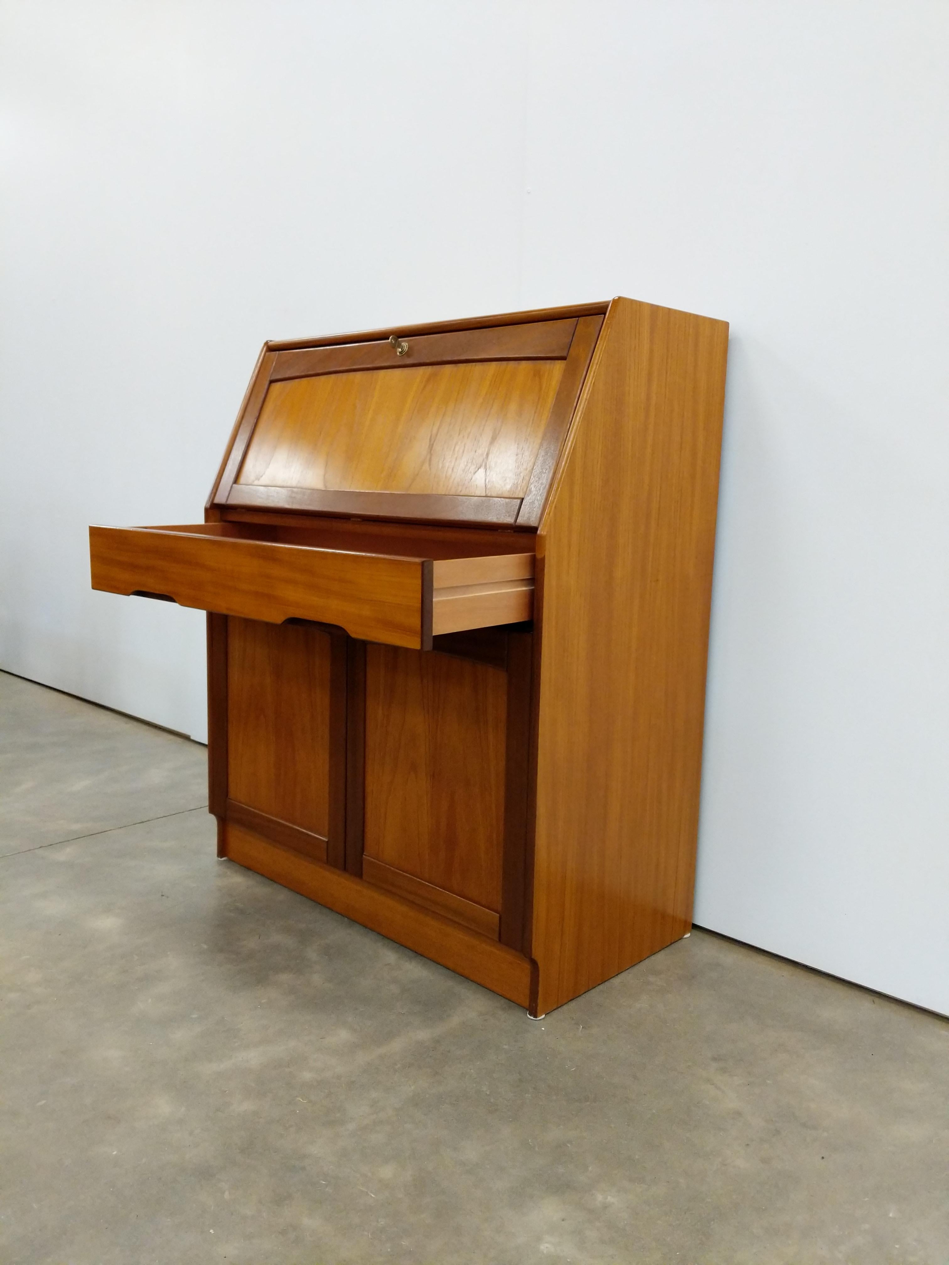 Vintage Mid Century Modern Teak Sekretär Schreibtisch von Jentique (Moderne der Mitte des Jahrhunderts) im Angebot