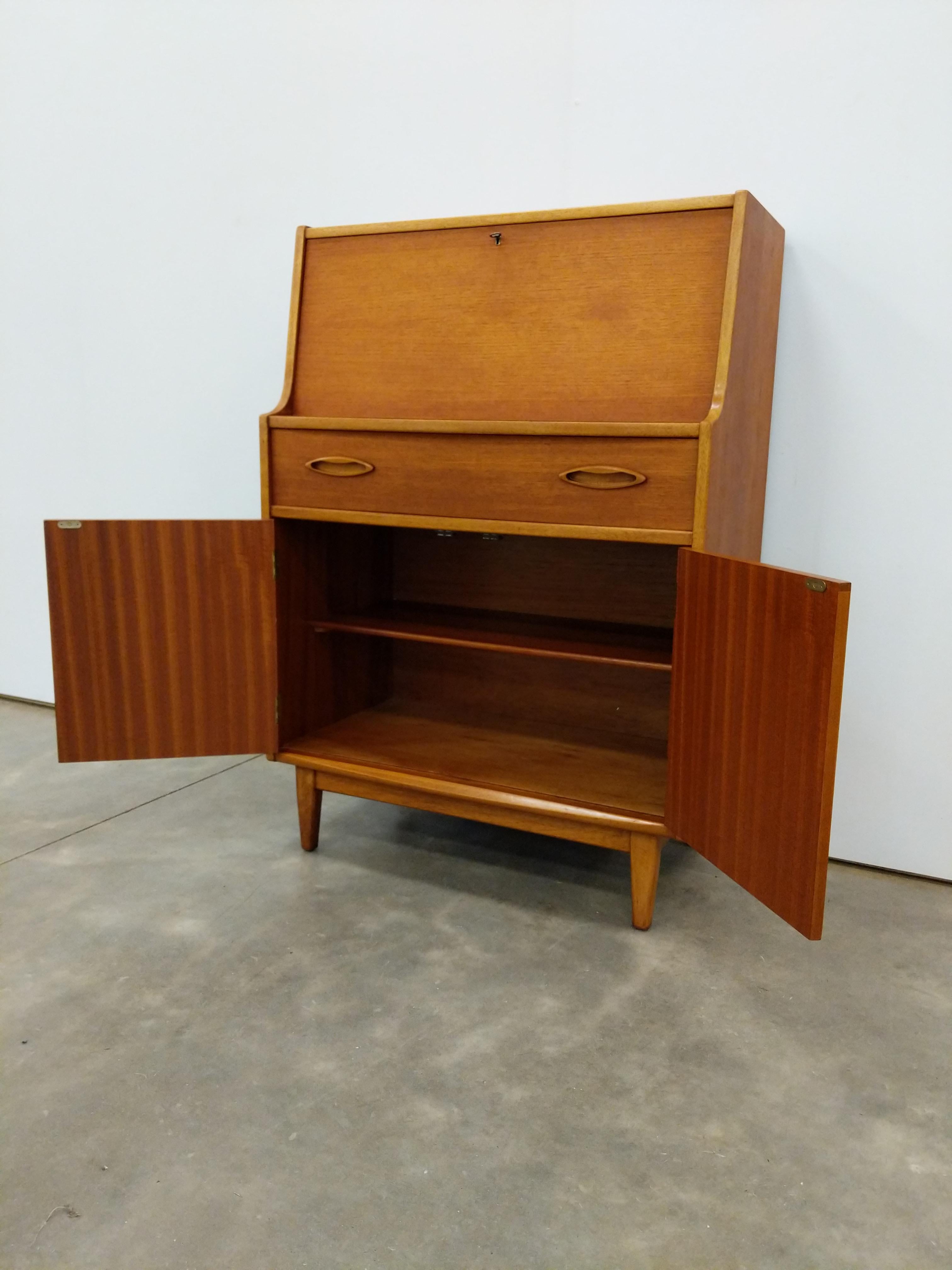 Vintage Mid Century Modern Teak Sekretär Schreibtisch von Jentique (Britisch) im Angebot