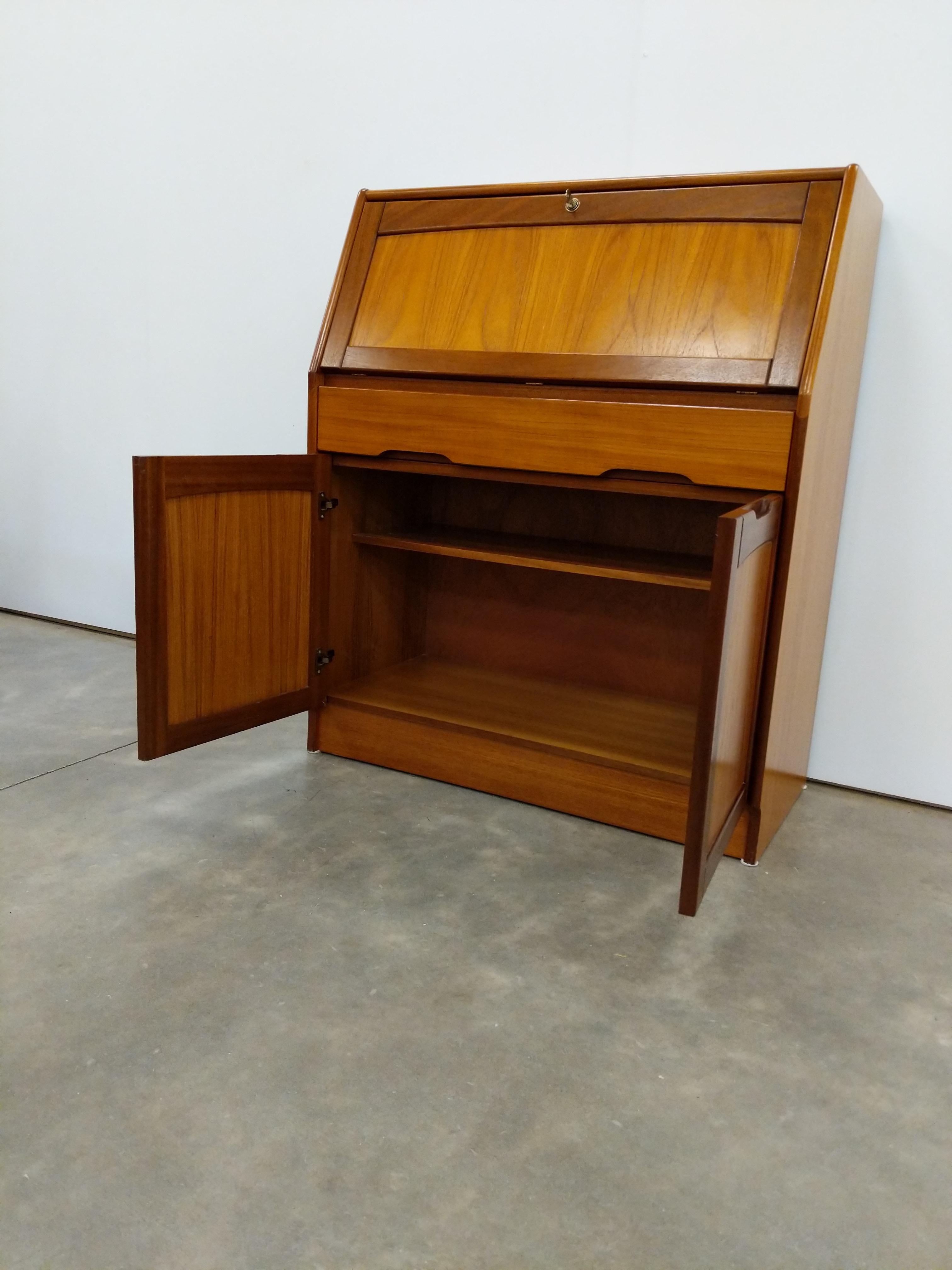 Vintage Mid Century Modern Teak Sekretär Schreibtisch von Jentique (Britisch) im Angebot