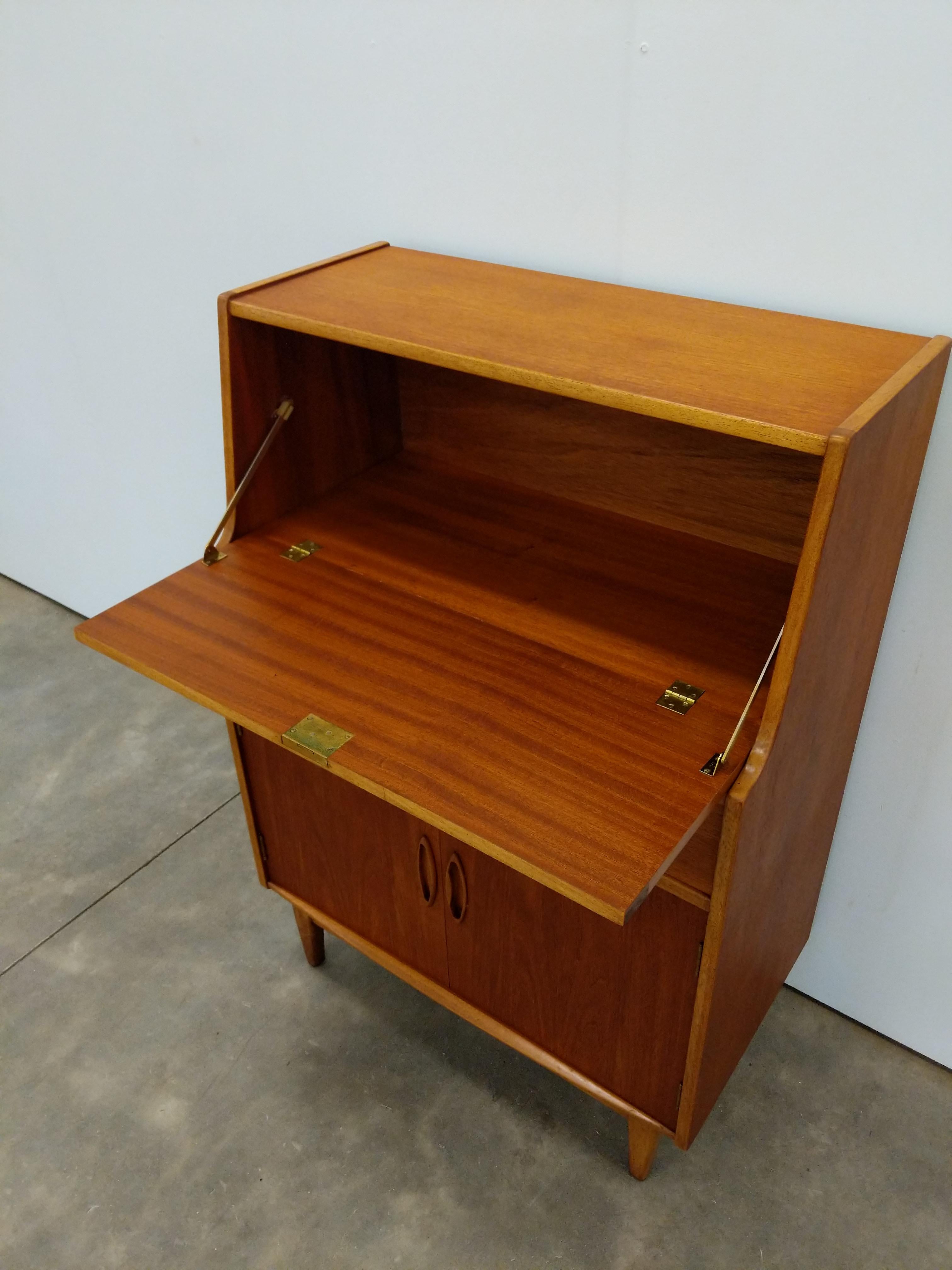 Vintage Mid Century Modern Teak Sekretär Schreibtisch von Jentique im Zustand „Gut“ im Angebot in Gardiner, NY
