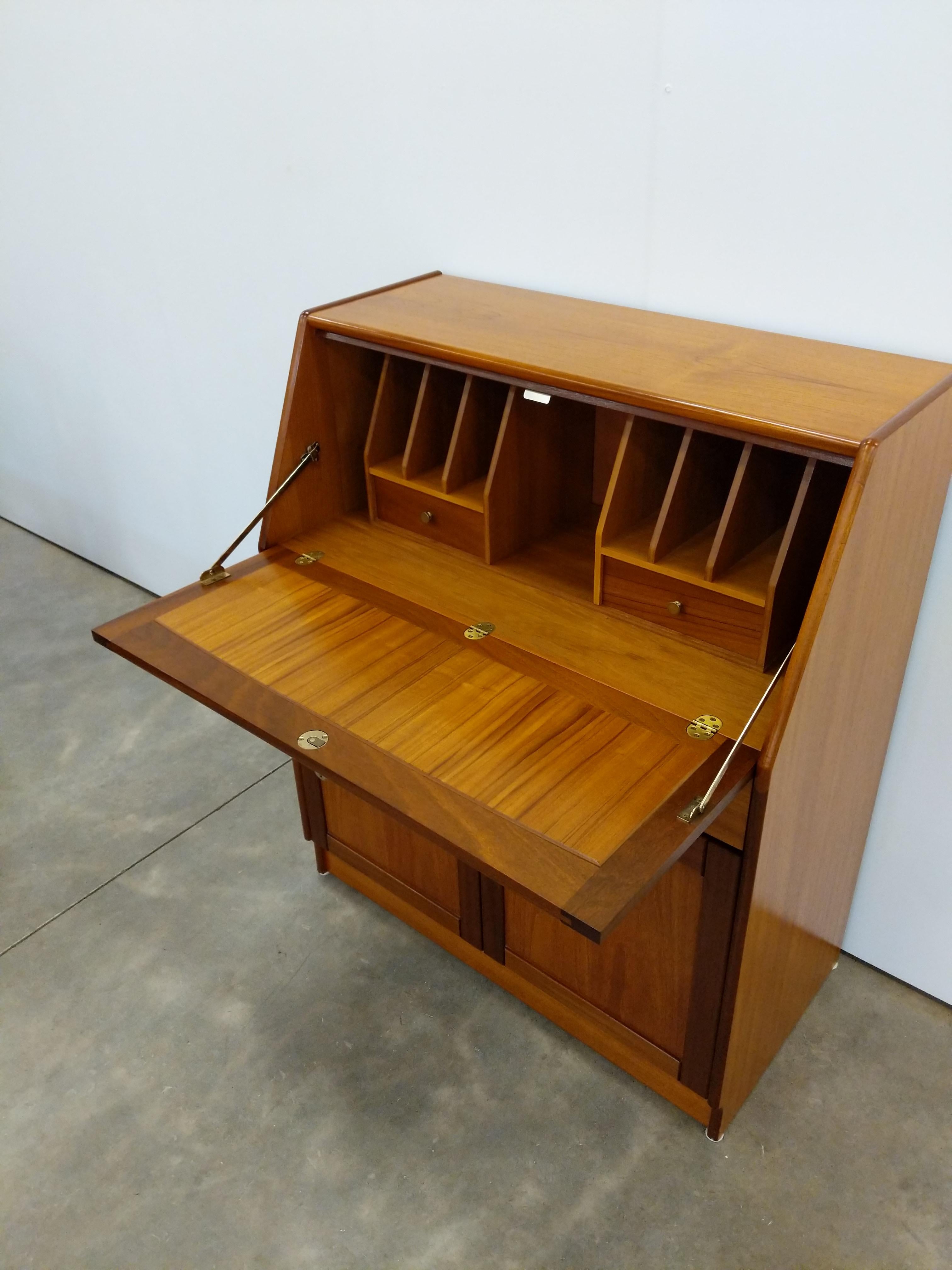 Vintage Mid Century Modern Teak Sekretär Schreibtisch von Jentique im Zustand „Gut“ im Angebot in Gardiner, NY