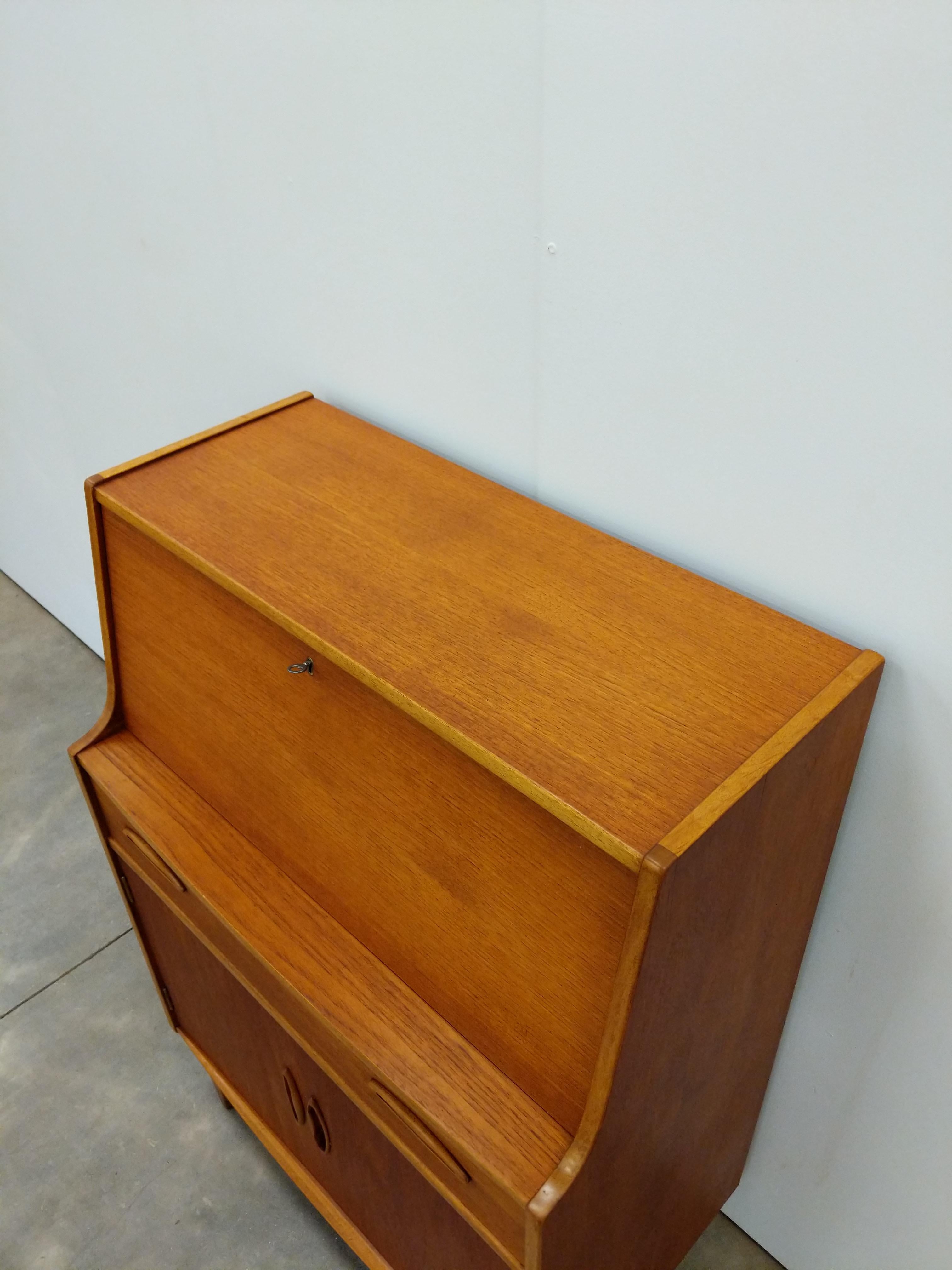Vintage Mid Century Modern Teak Sekretär Schreibtisch von Jentique (20. Jahrhundert) im Angebot