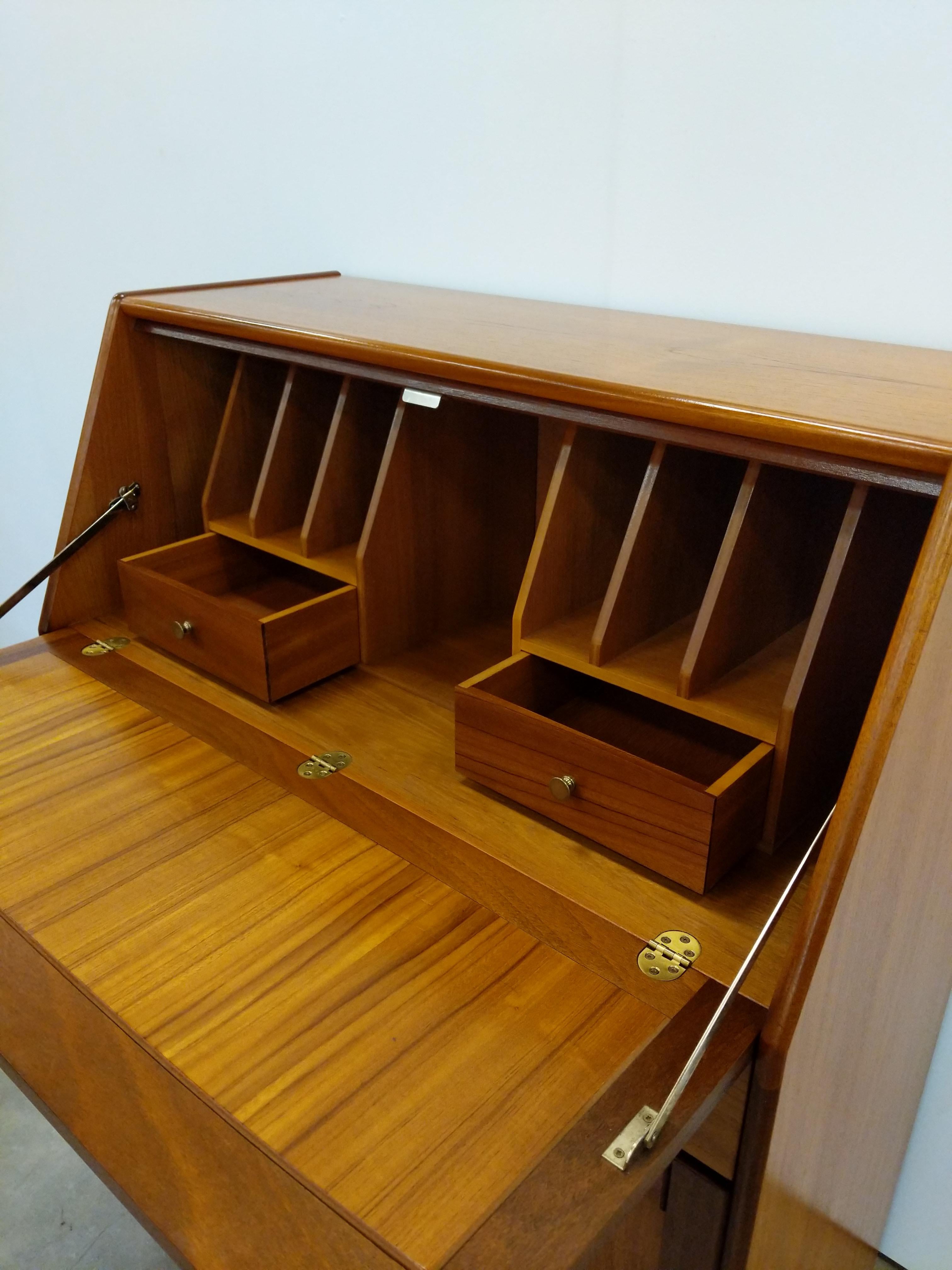 Vintage Mid Century Modern Teak Sekretär Schreibtisch von Jentique (20. Jahrhundert) im Angebot