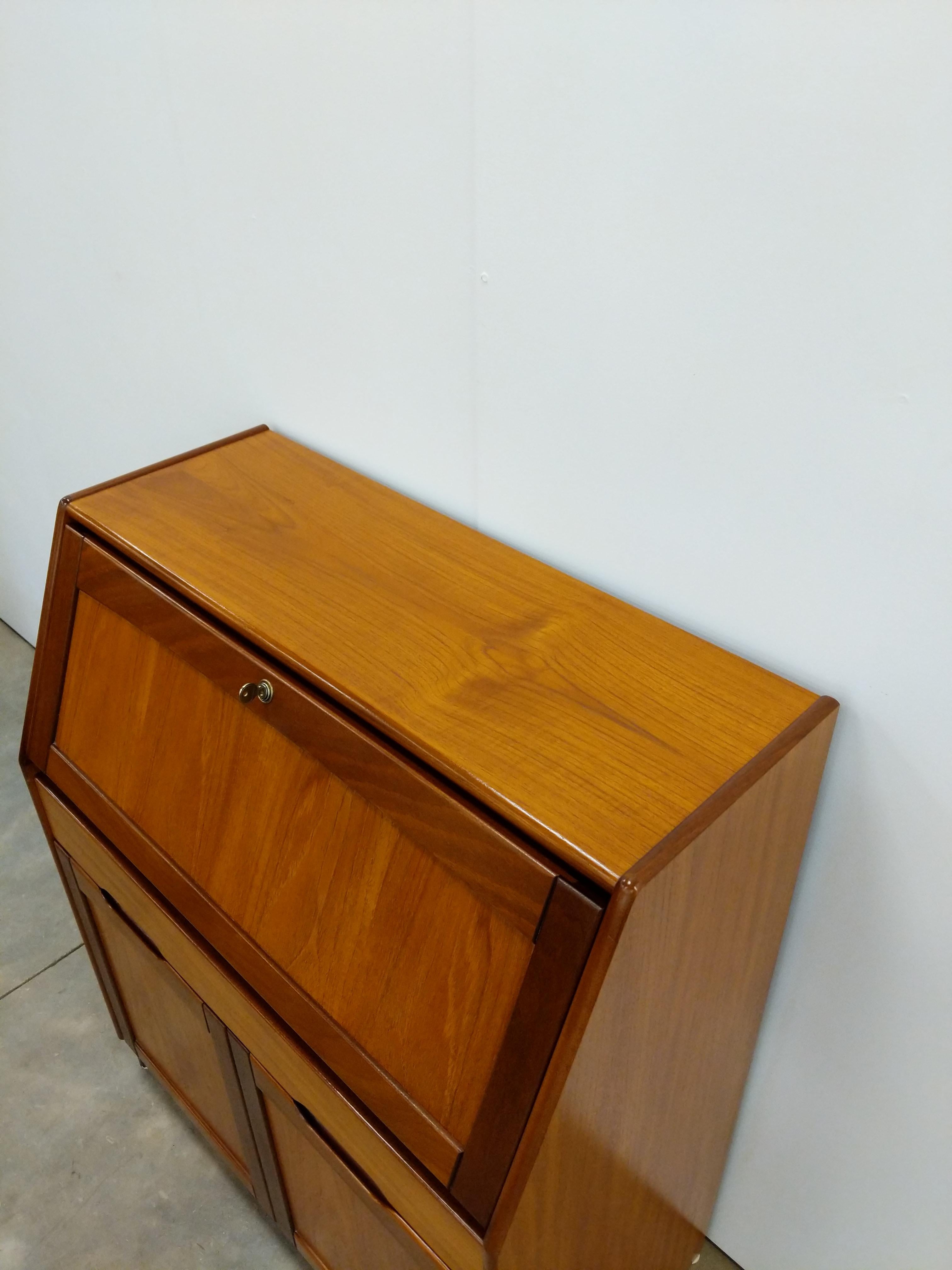 Vintage Mid Century Modern Teak Sekretär Schreibtisch von Jentique (Teakholz) im Angebot