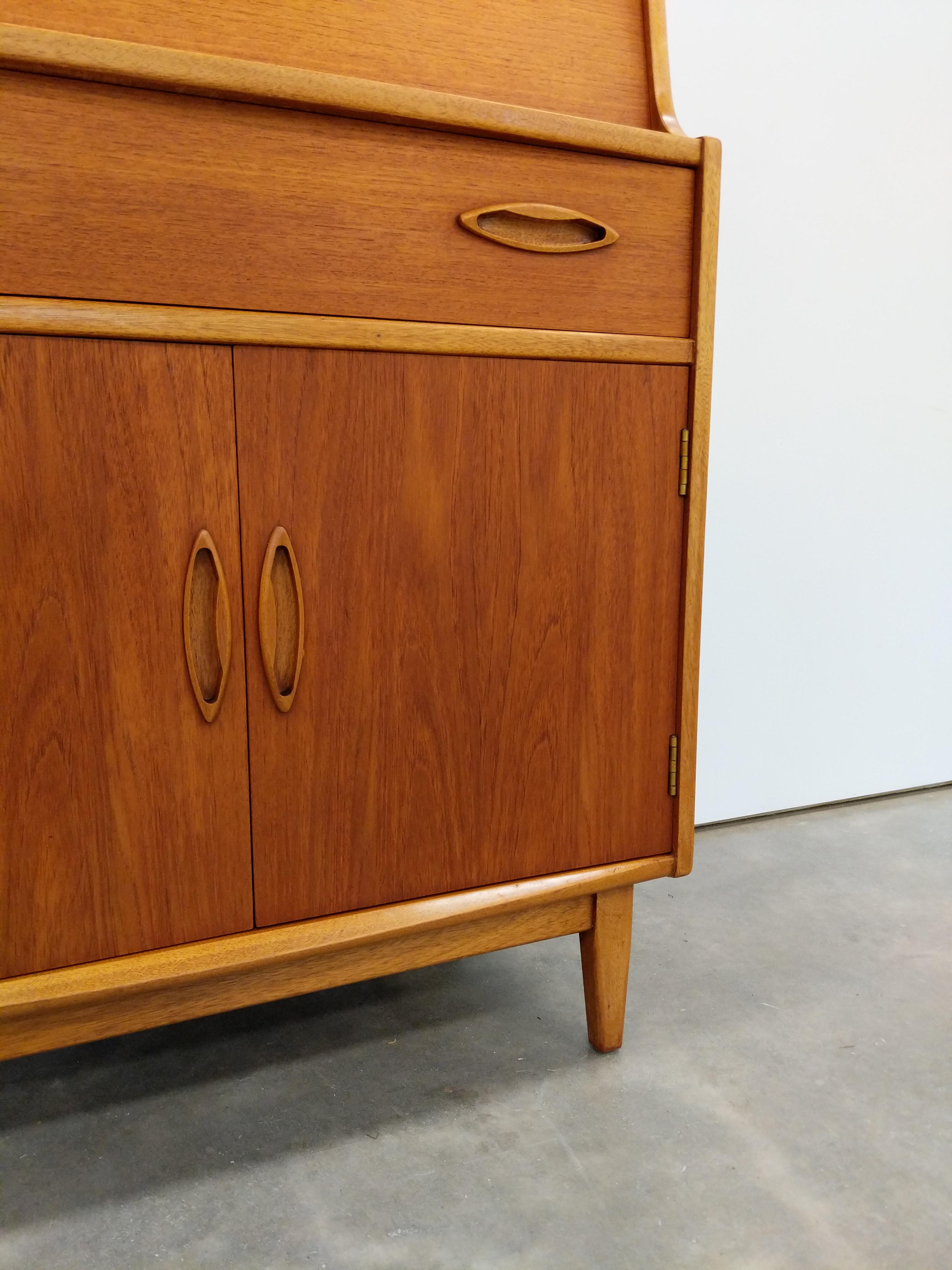 Vintage Mid Century Modern Teak Sekretär Schreibtisch von Jentique im Angebot 1