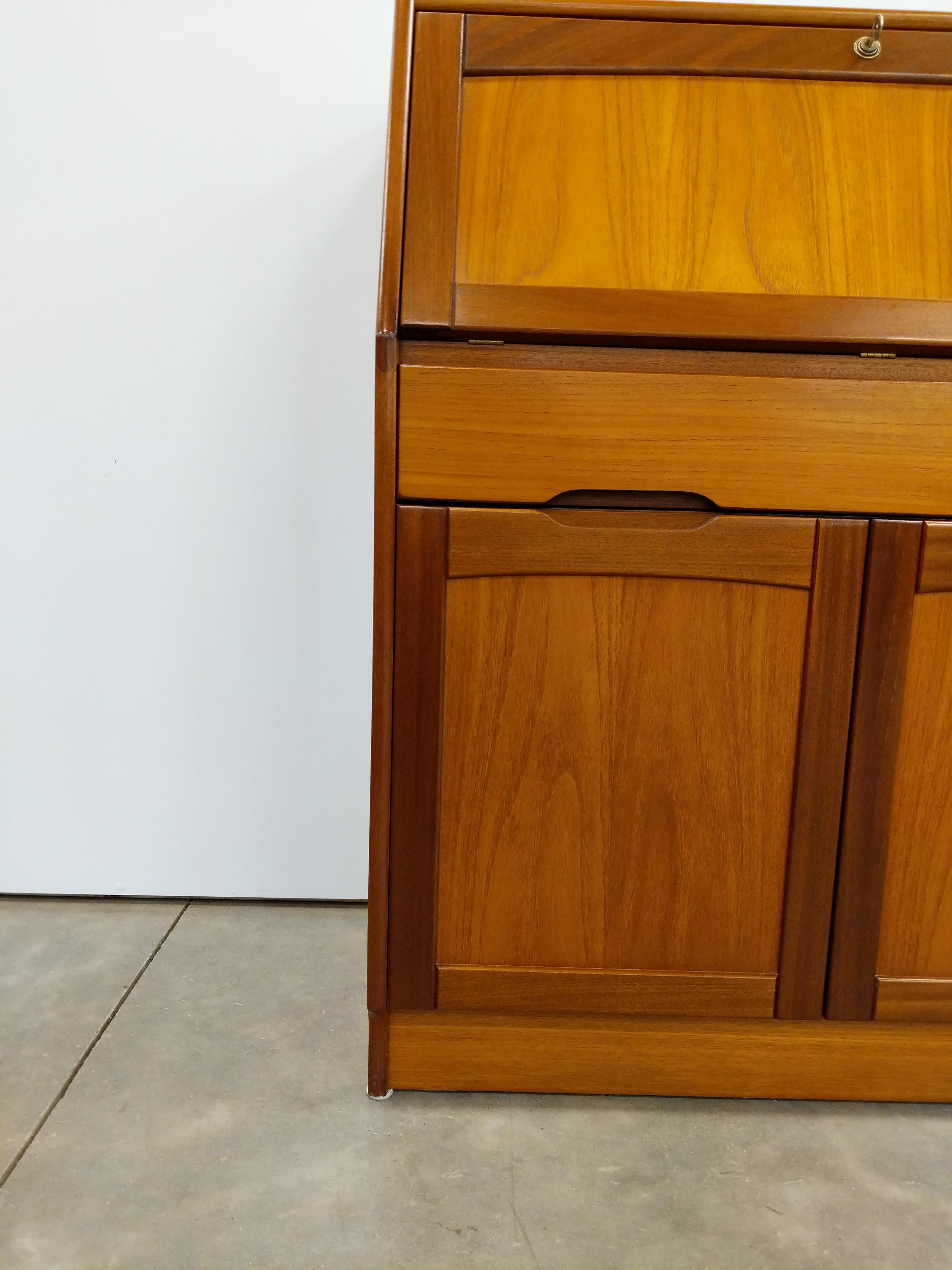 Vintage Mid Century Modern Teak Sekretär Schreibtisch von Jentique im Angebot 1