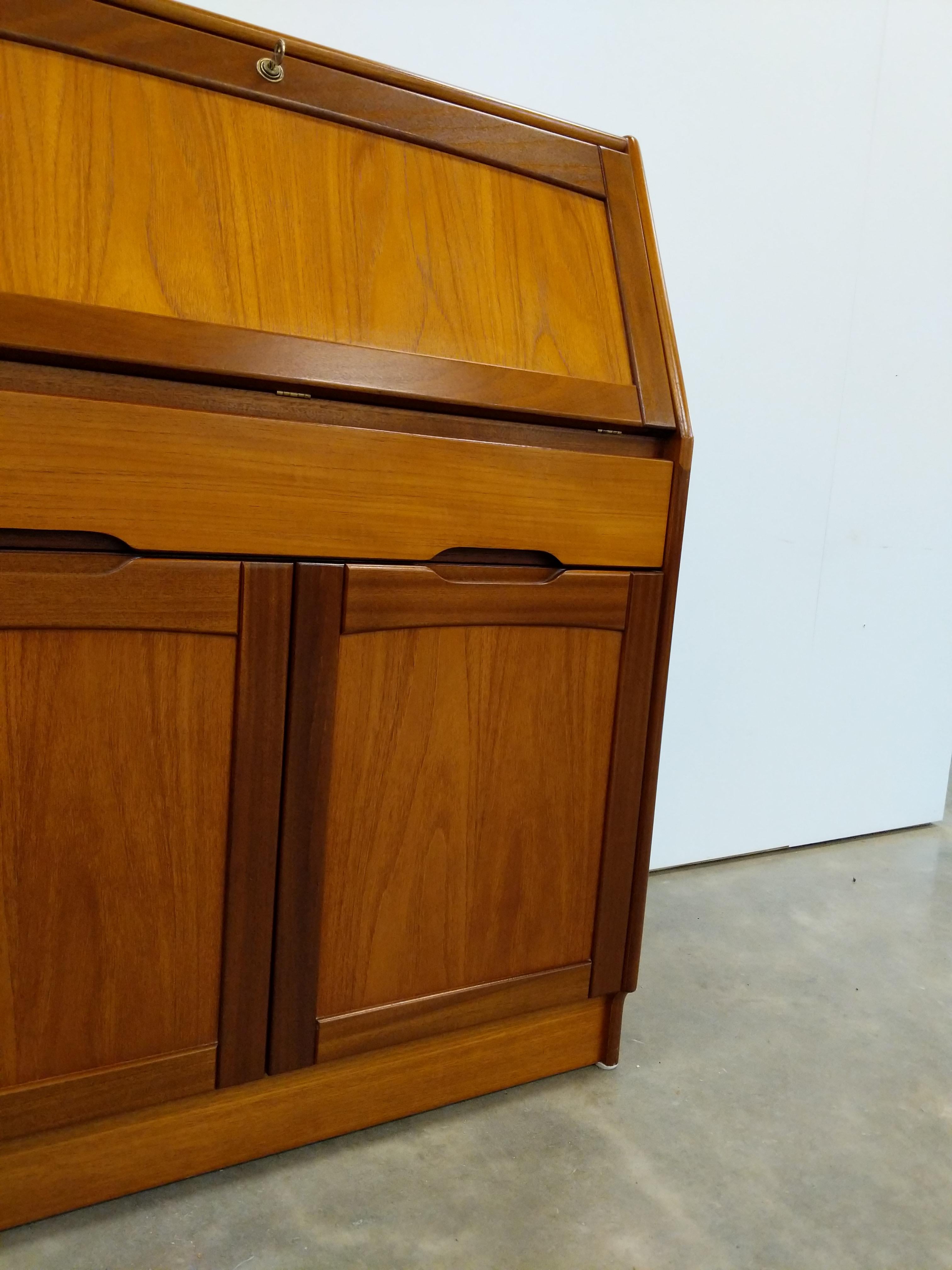 Vintage Mid Century Modern Teak Sekretär Schreibtisch von Jentique im Angebot 2