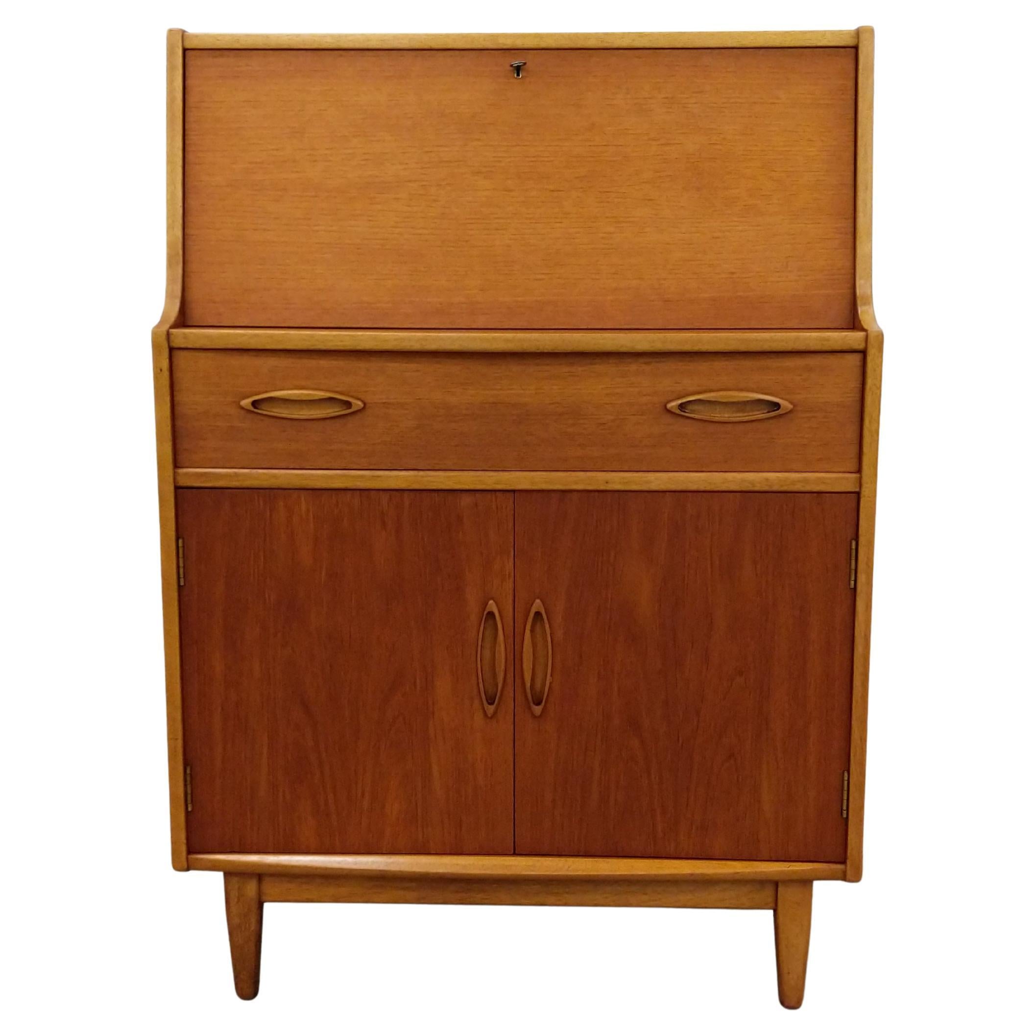 Vintage Mid Century Modern Teak Sekretär Schreibtisch von Jentique im Angebot
