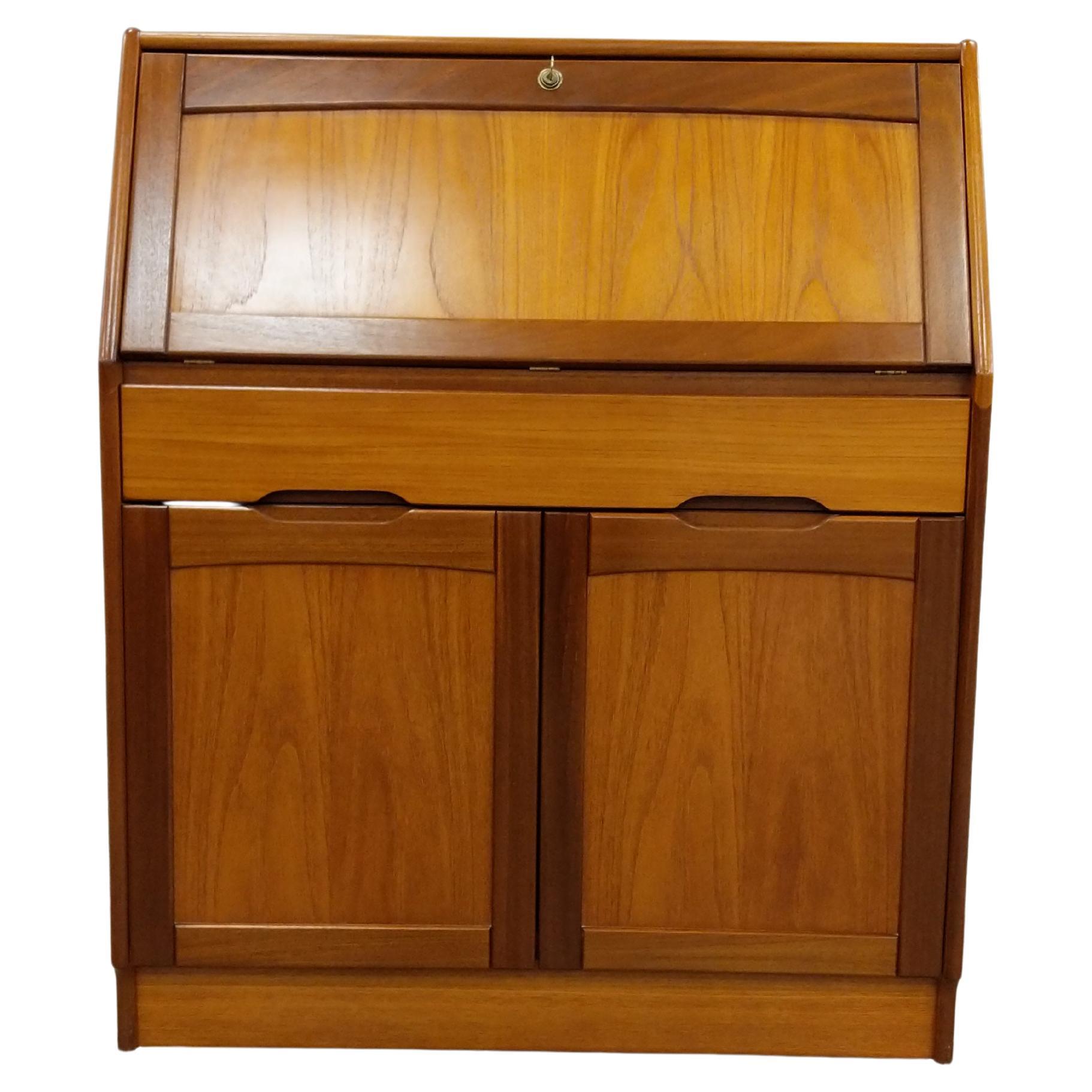 Scrivania in teak vintage della metà del secolo scorso di Jentique