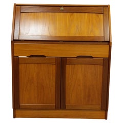 Scrivania in teak vintage della metà del secolo scorso di Jentique