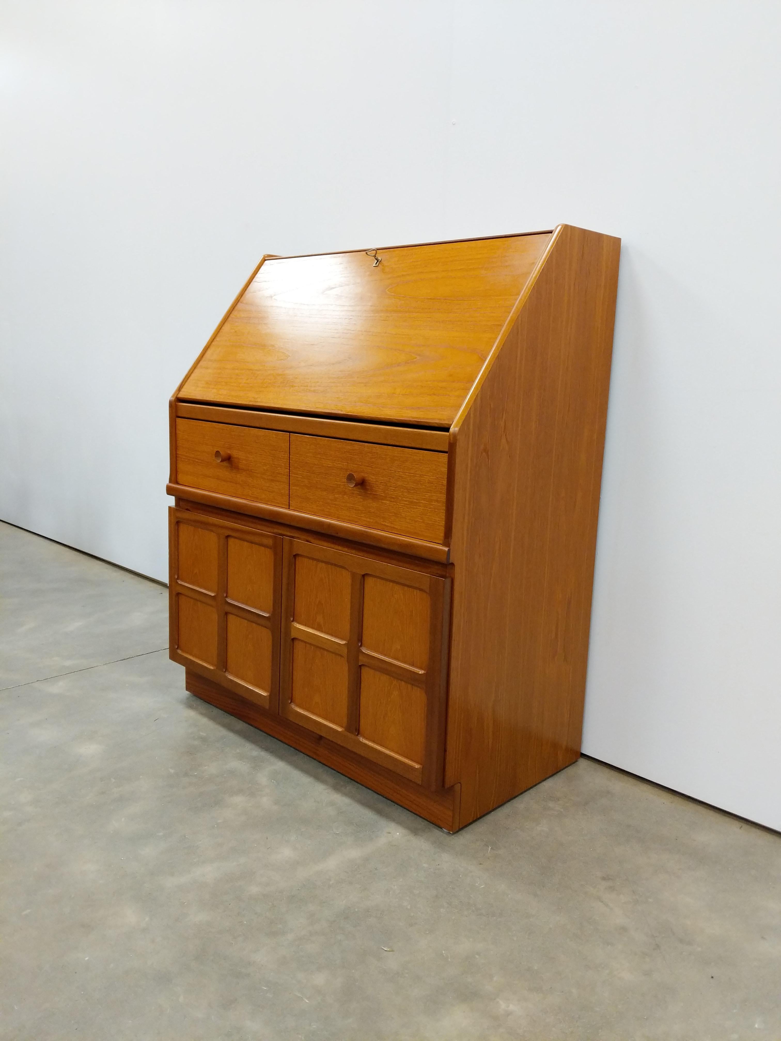 Autentico comò/armadio/cassapanca in teak vintage della metà del secolo scorso.

Di Nathan Furniture.

Etichetta del produttore all'interno della porta.

Questo pezzo è in condizioni eccellenti con pochissimi segni di usura dovuti all'età (vedi