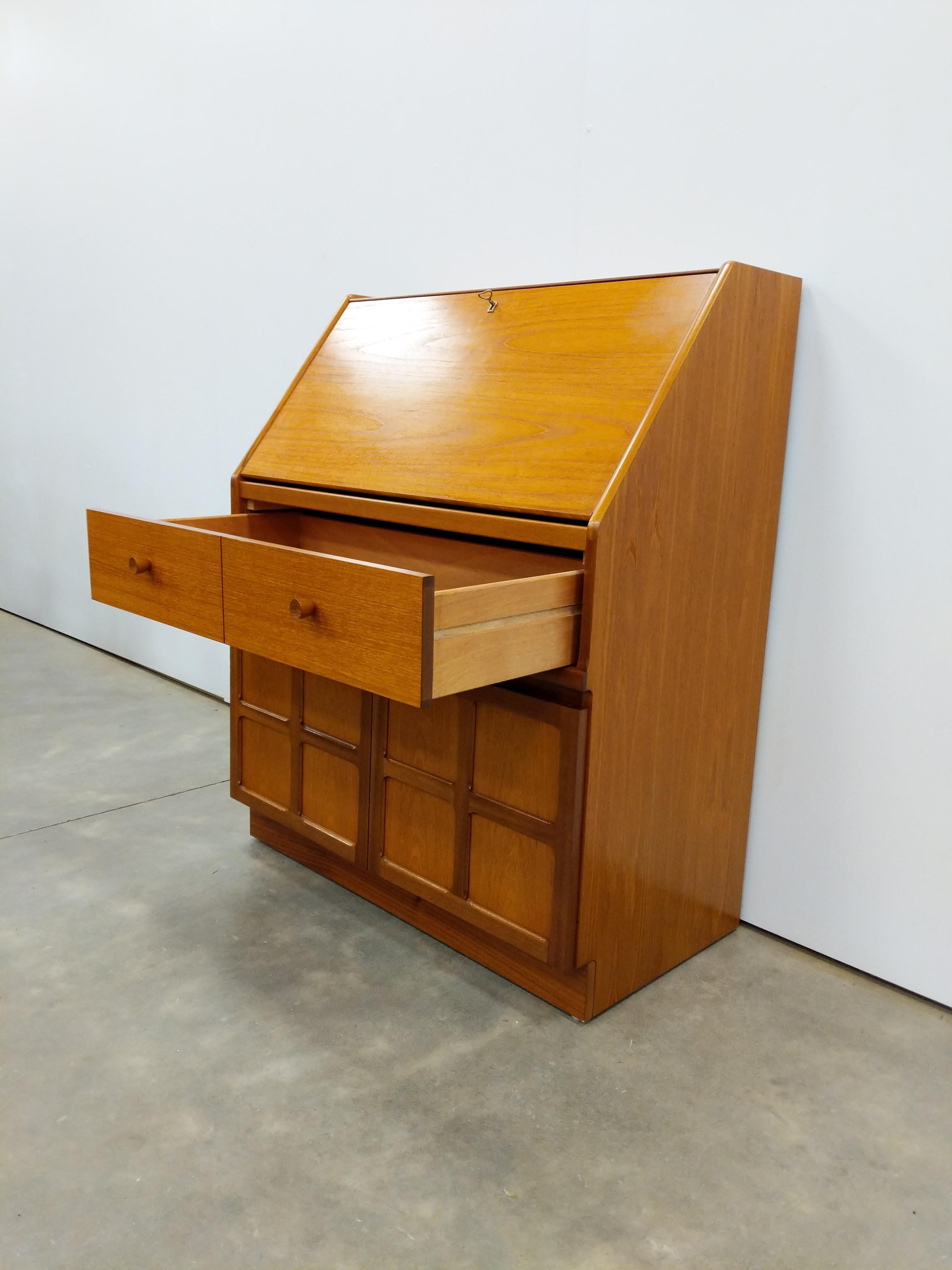 Mid-Century moderno Scrivania in teak vintage del Mid Century Modern di Nathan in vendita