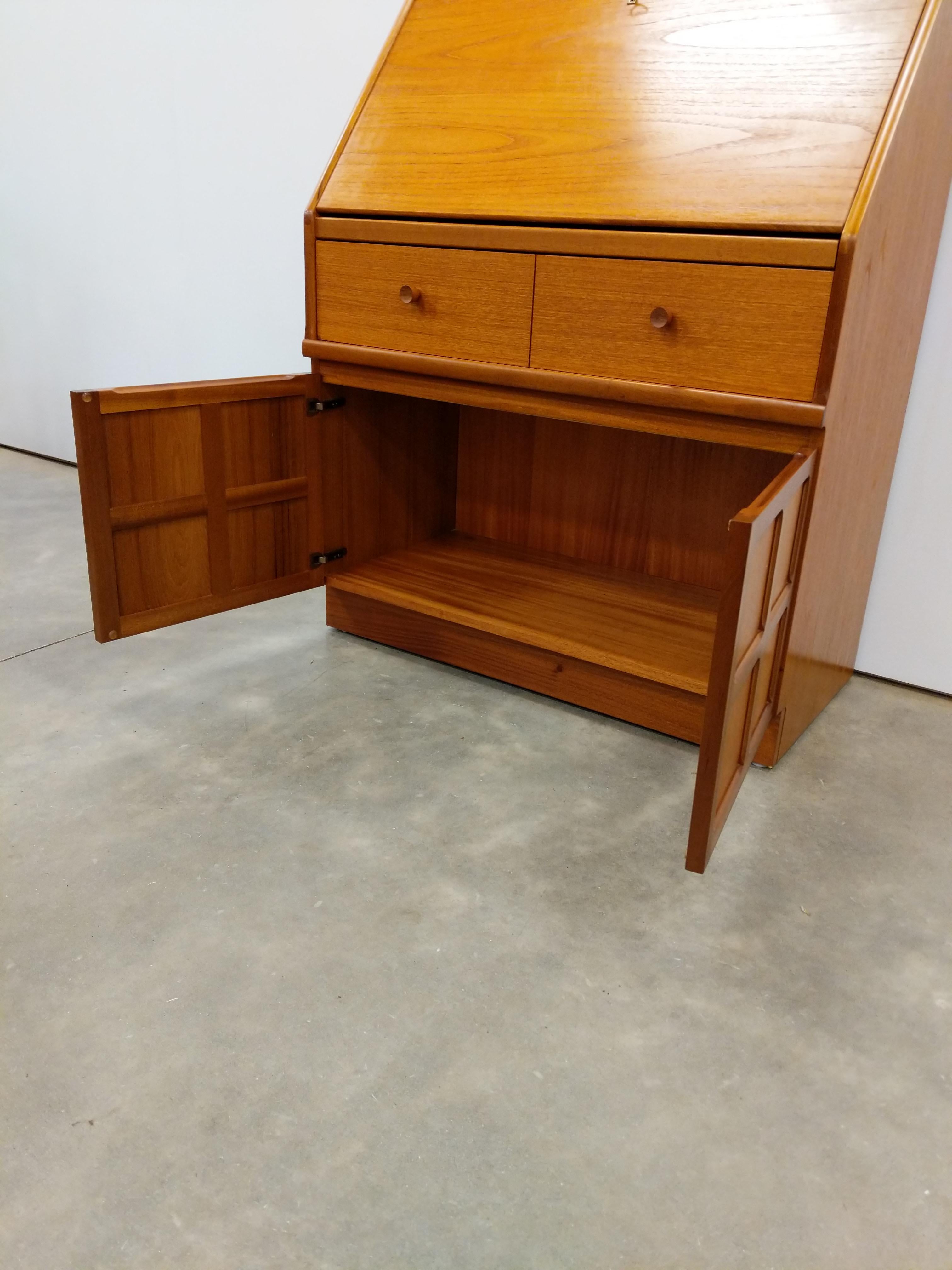 Britannico Scrivania in teak vintage del Mid Century Modern di Nathan in vendita