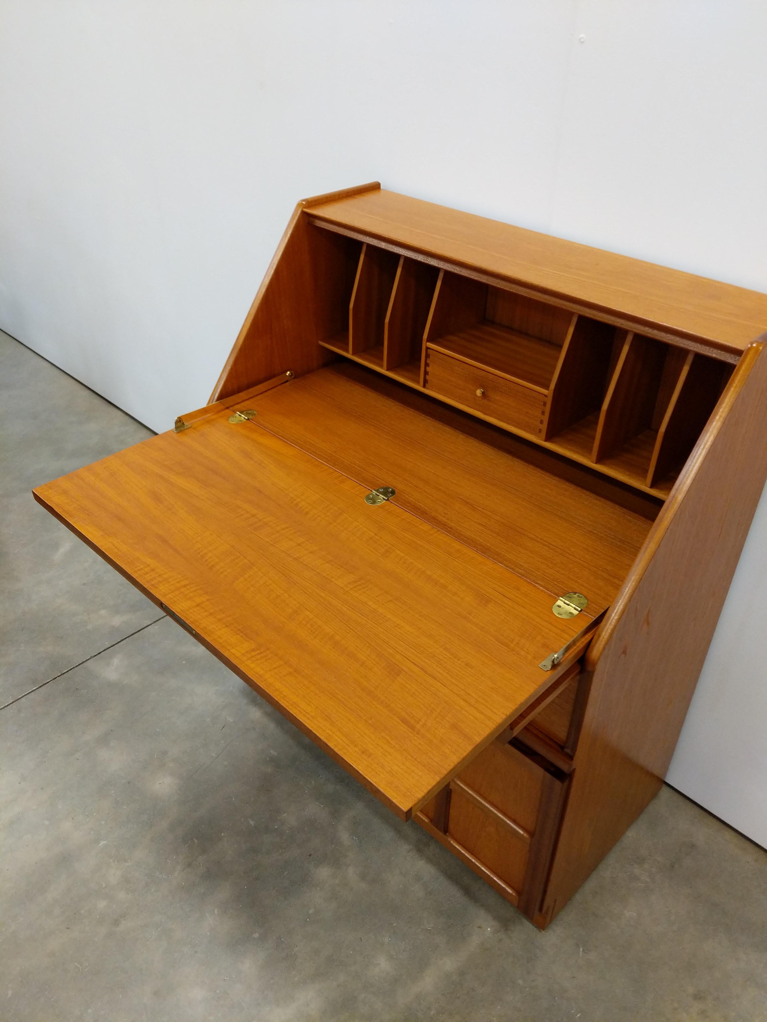Scrivania in teak vintage del Mid Century Modern di Nathan In condizioni buone in vendita a Gardiner, NY