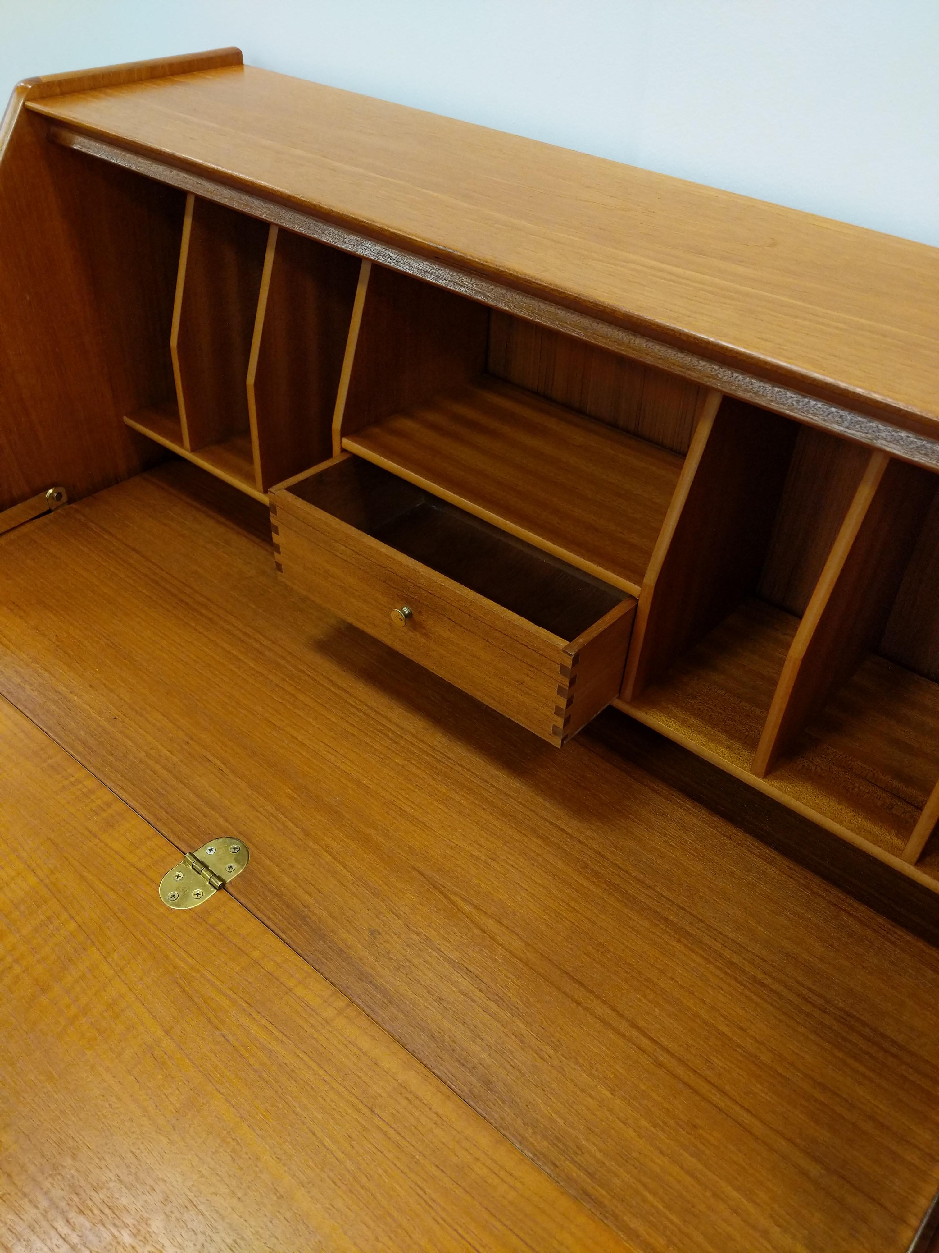 XX secolo Scrivania in teak vintage del Mid Century Modern di Nathan in vendita