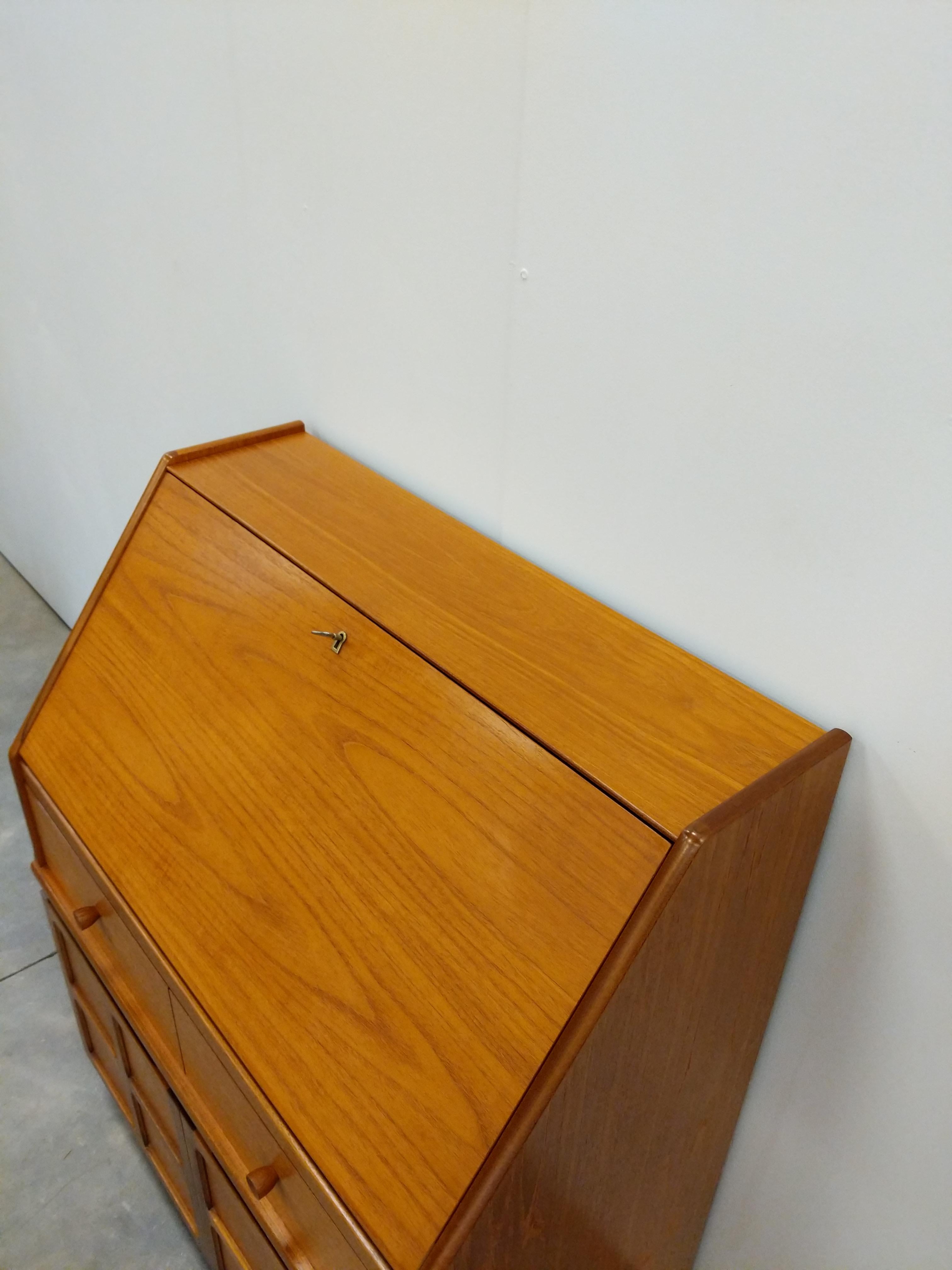 Teak Scrivania in teak vintage del Mid Century Modern di Nathan in vendita