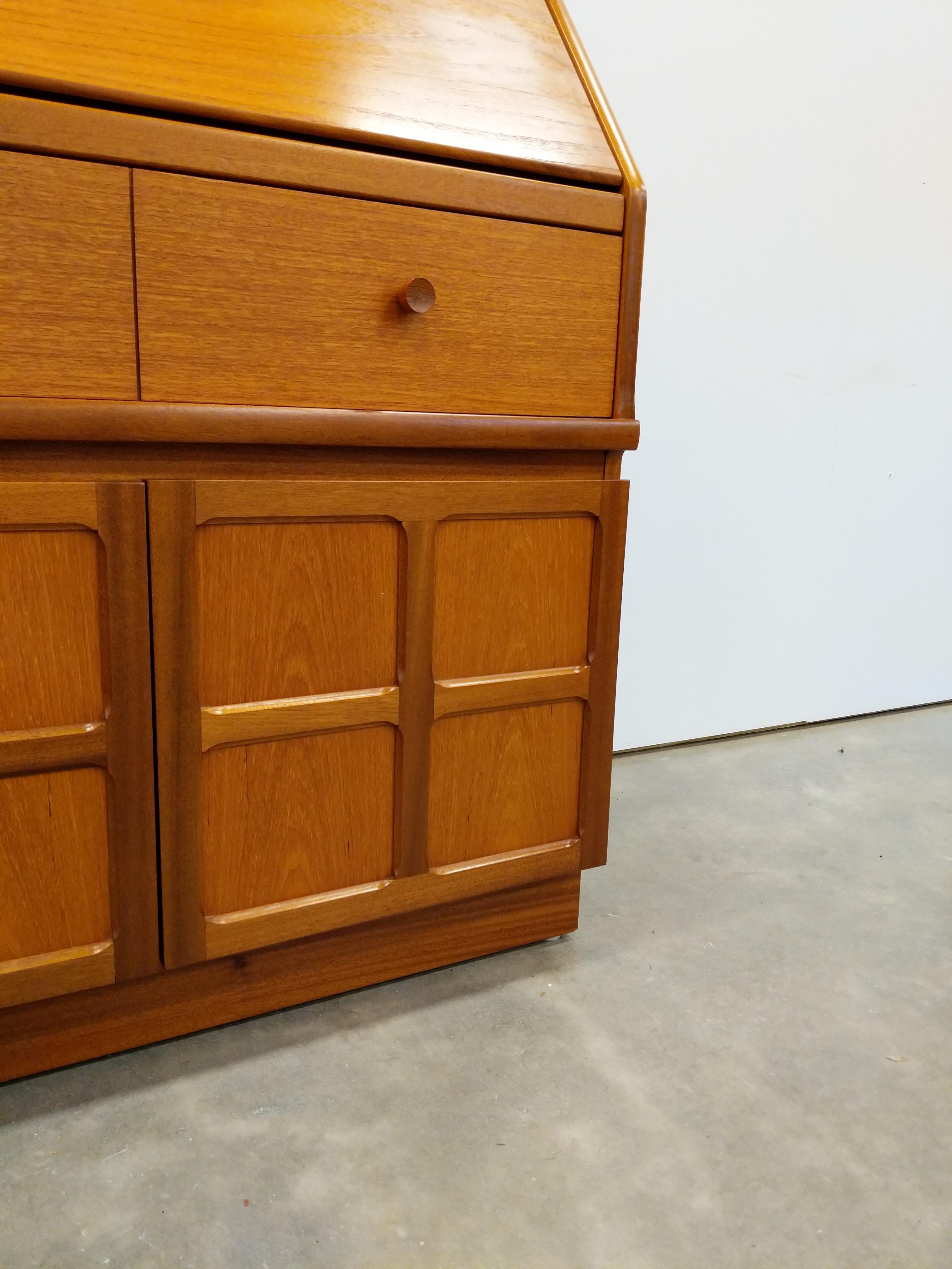 Scrivania in teak vintage del Mid Century Modern di Nathan in vendita 2