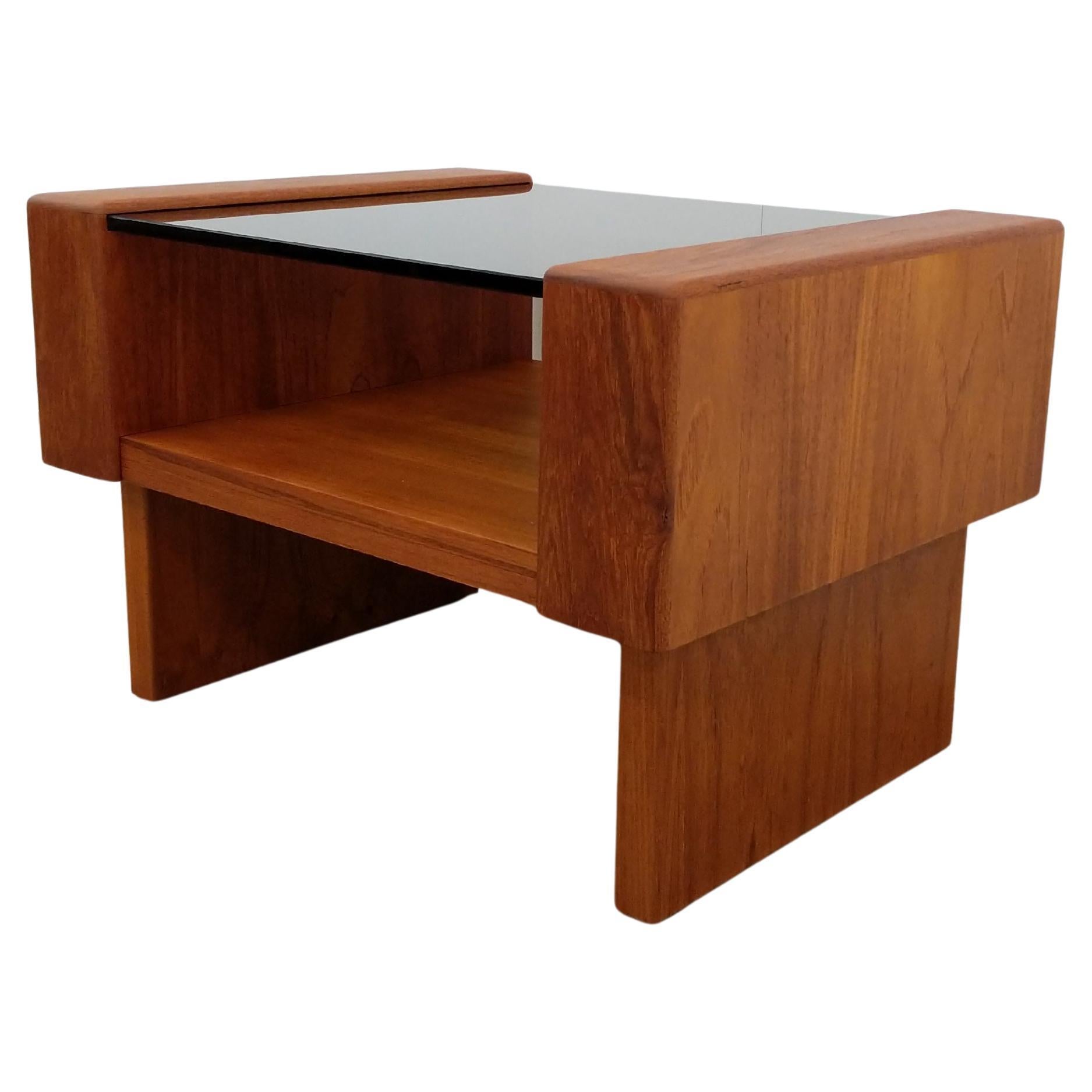 Vintage Mid Century Modern Teak Side Table / Nightstand