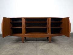 Credenza / Buffet in teak vintage della metà del secolo scorso progettato da Johannes Andersen