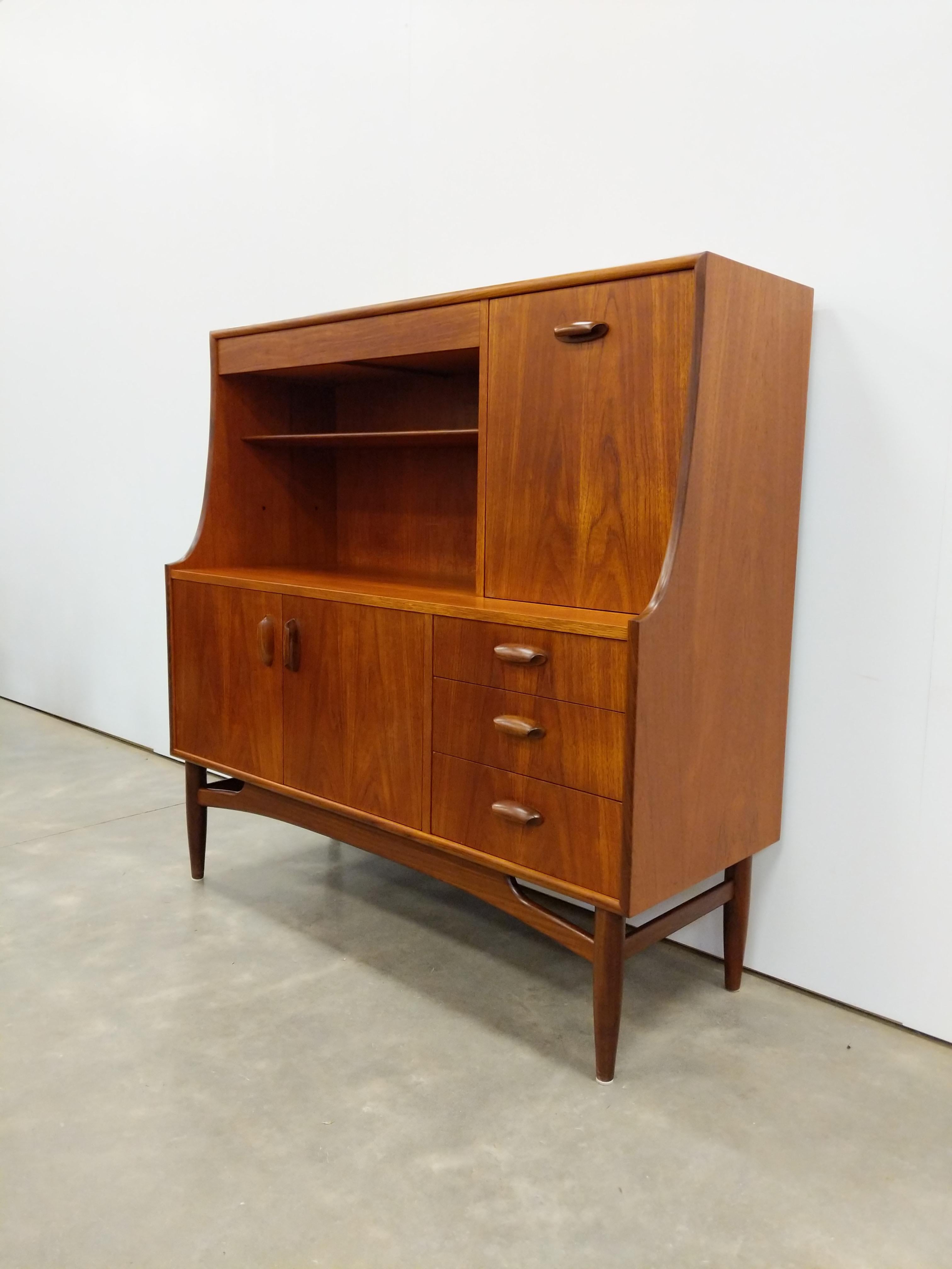 Authentic vintage mid century modern teak sideboard / server / drinks cabinet.

By G Plan.

Maker's label inside drawer.

With some original paperwork.

This piece is in excellent condition with few signs of age-related wear (see photos).

If you