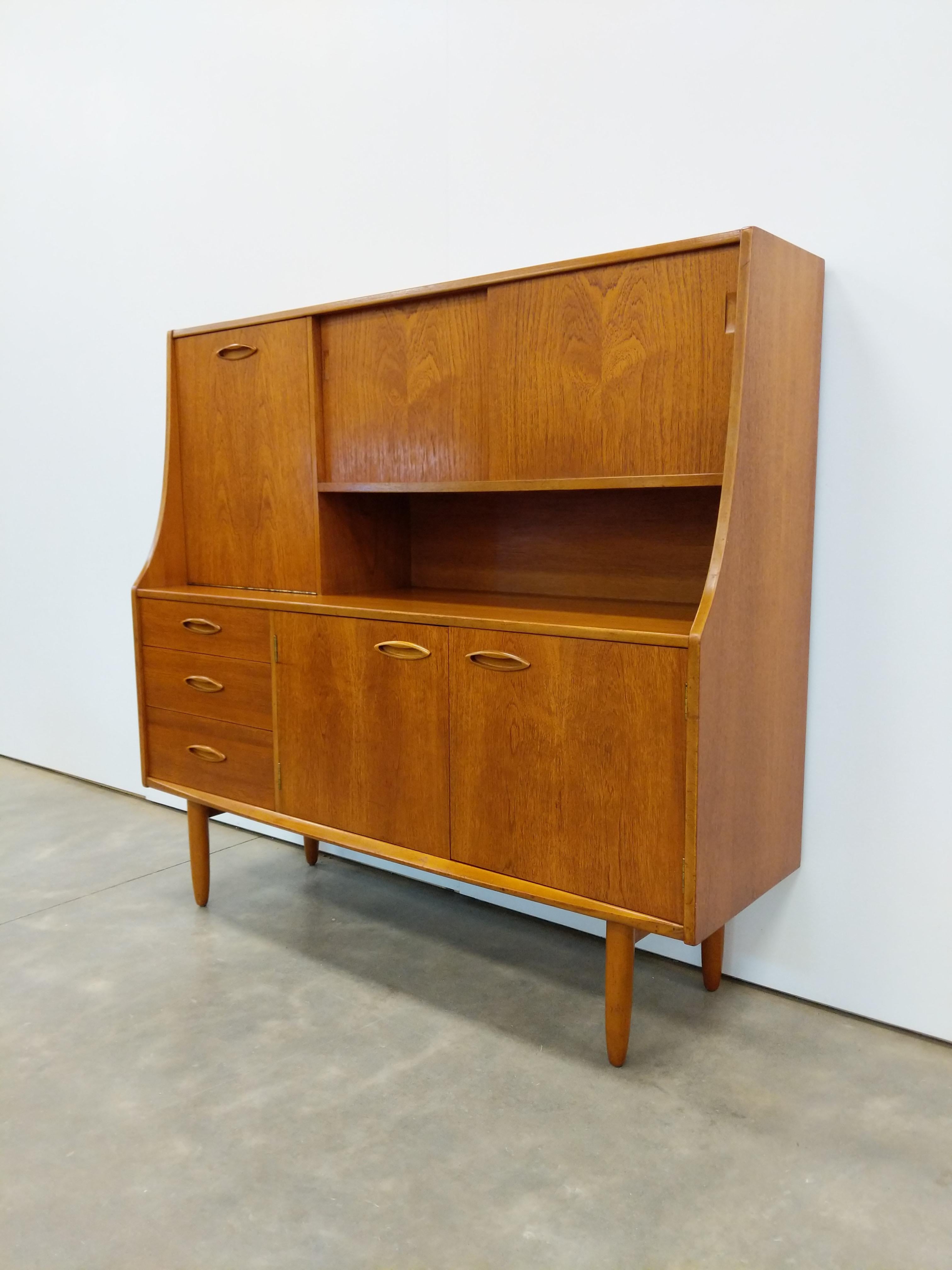 Authentic vintage mid century modern teak sideboard / server / drinks cabinet.

By Jentique.

This piece is in excellent condition with few signs of age-related wear (see photos).

If you would like any additional details, please contact
