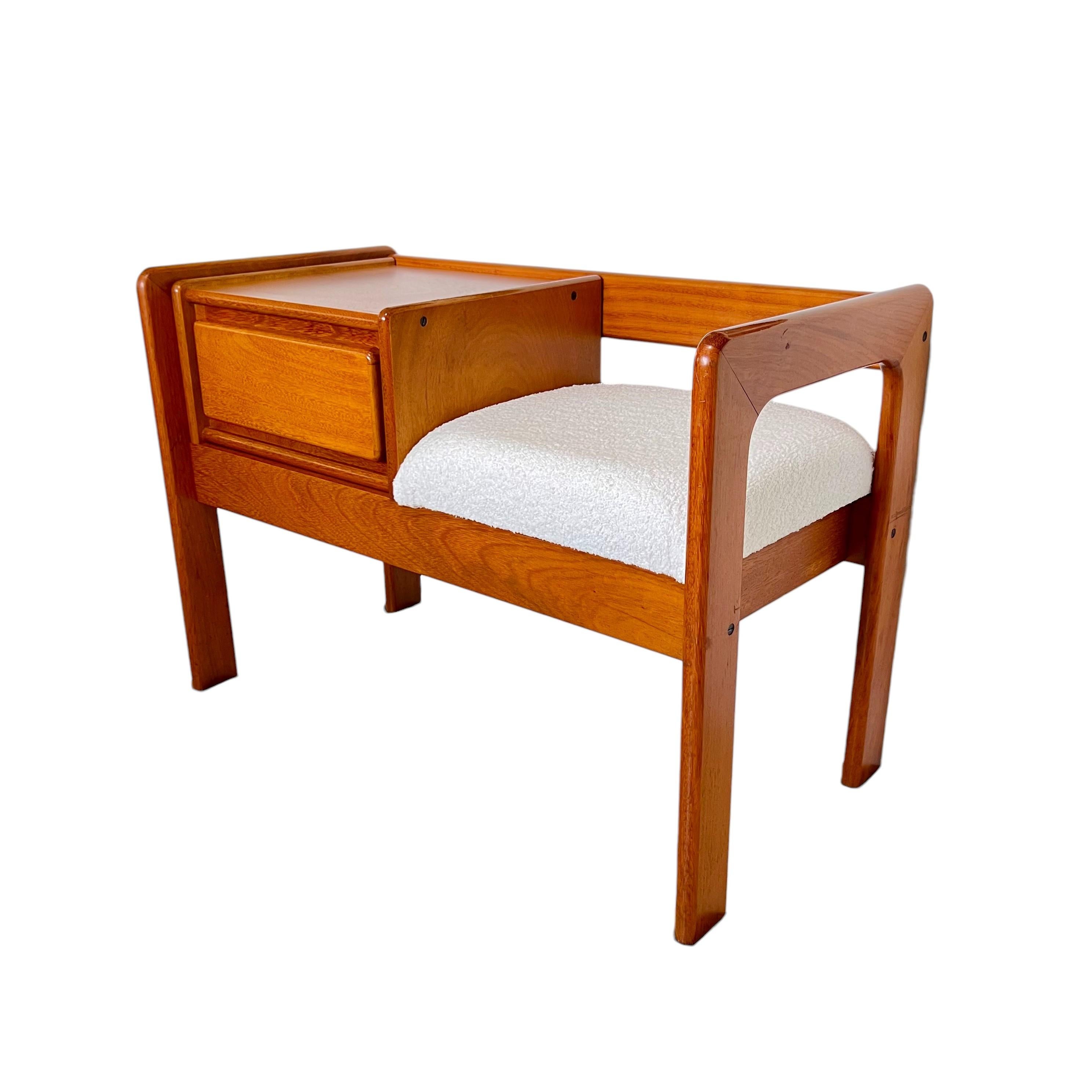 Un adorable banc d'entrée en teck pour téléphone, datant du milieu du siècle dernier, circa 1980. Il comprend une table à un tiroir d'un côté, un siège rembourré de l'autre et est fini sur tous les côtés. Siège entièrement neuf (sangles et mousse)