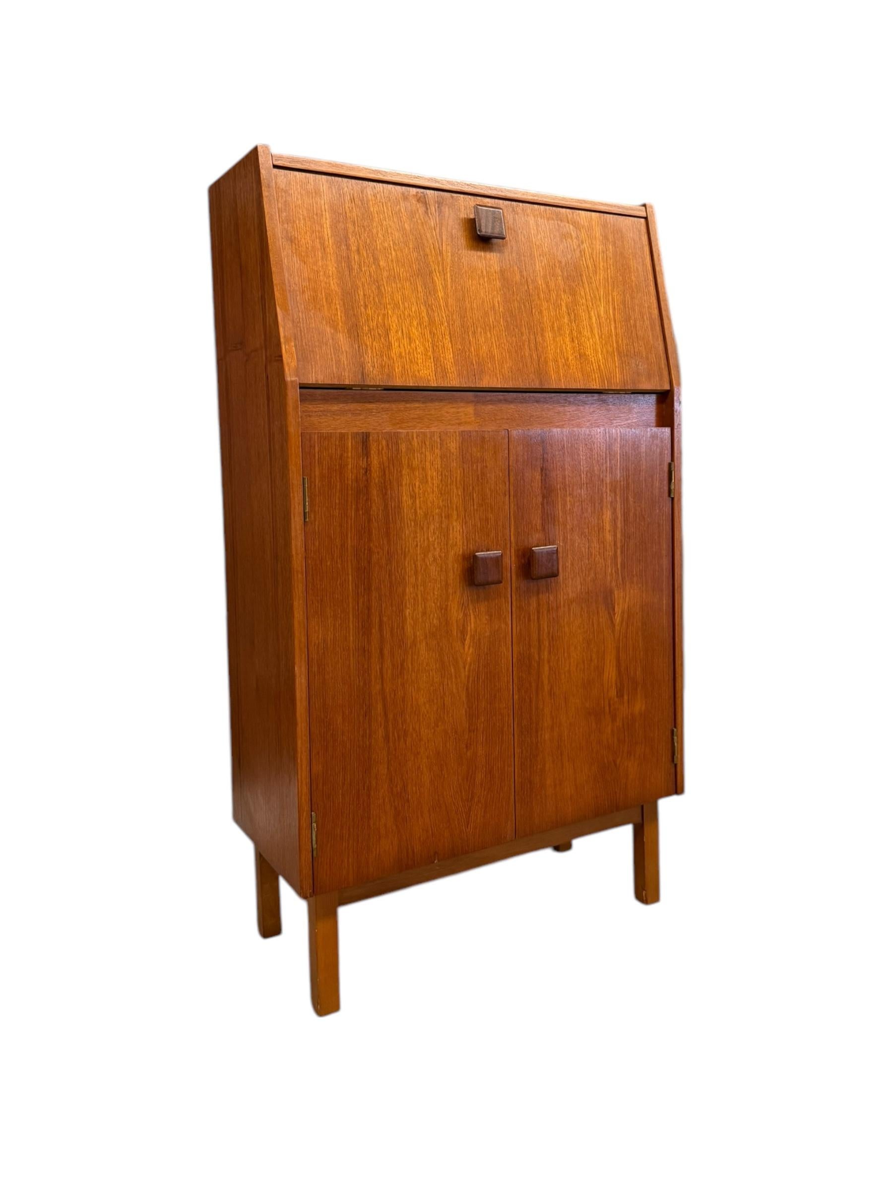 Vintage Mid Century Modern Teak Wood Petite Flip Top Cocktail Table Bar Cabinet In Good Condition For Sale In Seattle, WA