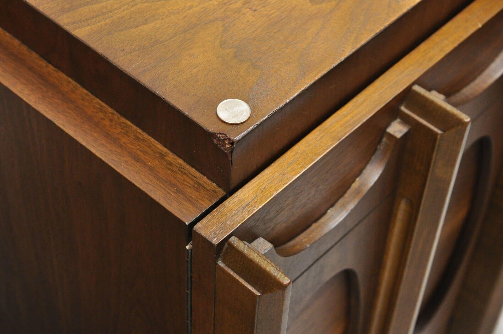 Vintage Mid-Century Modern Tobago Sculpted Walnut Nightstands, a Pair For Sale 6