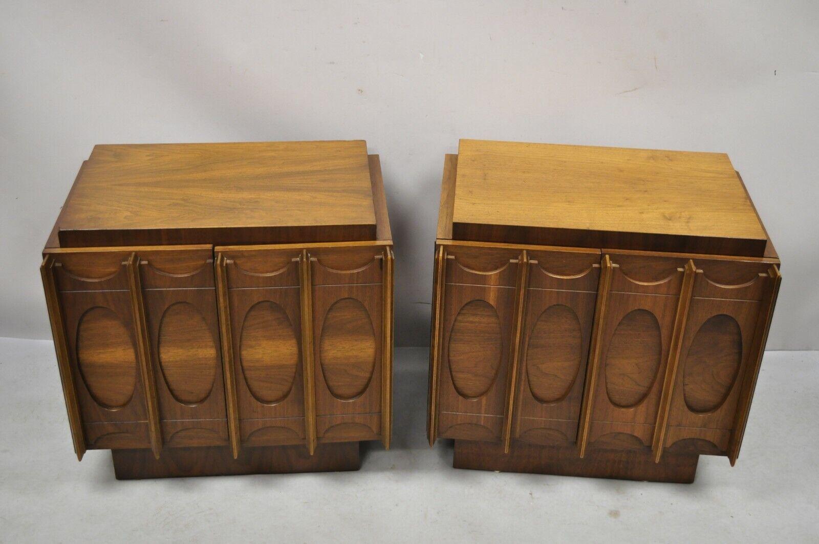 Vintage Mid-Century Modern Tobago Sculpted Walnut Nightstands, a Pair For Sale 7